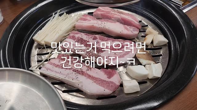 맛있는거 먹으려면 건강해야해요~~
몇일전 아찔한(?) 일이~~

아침에 일어나다가  손을 잘못디뎠는지
기우뚱 하더니
"쿵"침대옆에있던 책상에 머리를 세게 박았어요 ㅠ ㅠ
순간 눈앞이 까매졌지만 다시 눈감고 좀 있으니
괜찮아 지길래 괜찮거니 했는데

점점 시간이 갈수록 머리가 아프고 어질어질하고
속도 메스꺼워서 지인하고 만나던도중
가까운 병원으로 가서 CT찍었어요~~

우리 아부지 외상성 뇌출혈로 결국 뇌병변장애인 등록중이에요~ㅠ ㅠ
꽤 오래걸리는중 ~~암튼 그건 나중에 따로 올릴께요~

CT찍고나니 다행히 뇌에 출혈이나 다른 이상은 없었고
병명은 흔히 말하는 뇌진탕~~

실손처리해서 ct비랑 환급받고
상해 CT 담보있는거 청구했어요~~
(아부지사고 때메 상해를 뇌쪽을 좀 가입해놨어요)

그랬더니
갑자기 환급액이 많아서 확인해보니
현대해상 운전자상해보험 담보중에서 받을수 있는게 있었어요~~
통합상해진단 (중등증상해)머리및목

아부지사고 때메 머리쪽 골라서 담보들어놨거든요~~

운전자상해보험 2~3만원 정도면
일배책,상해CT,상해MRI,응급실비용 ,외상성뇌출혈등등
가입가능합니다~~

현재 안전운전자할인,사고처리변호사선임비용,비탑승중사고보상까지 다되는 현대해상 운전자 상해보험으로  내몸을 지켜요~~

DM이나 카톡주시면 
부담스럽지않게 상담해드려요~~
나 보험 1도.없다 하시는분 
실손+운전자보험(일배책포함,상해보험)으로 시작해보세요
연령에 따라 다르지만 현재 4세대 실손으로라면
두가지.5만원대로 충분히.가능해요~~

플래너가 막 종합보험 20만원 들이대는거 아니야??
겁먹지마시고
실손+운전자 가입 GOGO
사람이 살아가면서 꼭.있어야할보험입니다
실손+운전자+일배책

보험 필수보험을 들어야지

#필수보험
#뇌진탕진단금
#실손은 보험회사서 만든게 아니야~~