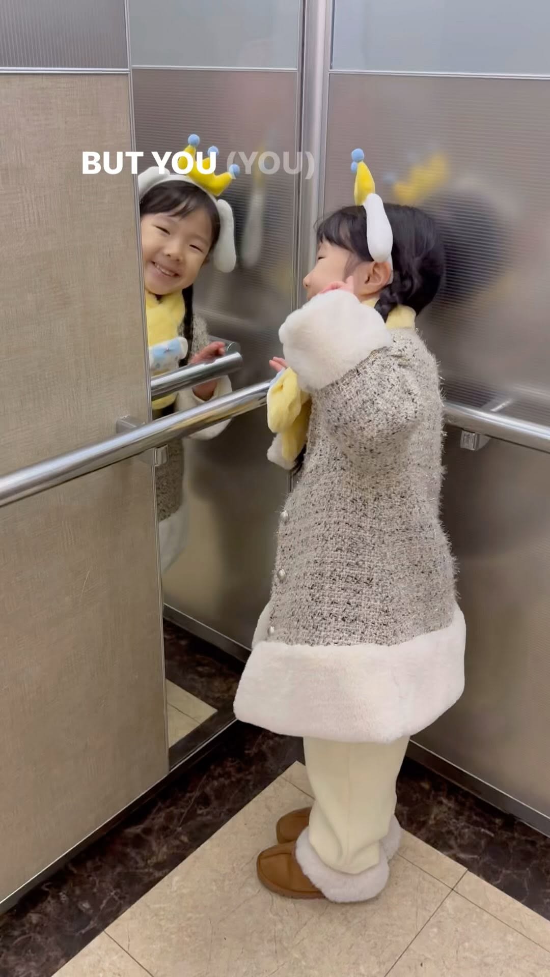 아니 노래랑 착붙!!!
등원길에 신나하며 거울 보길래 영상찍는데 갑자기 흔들어재낌🎵
릴스올리려궁 인기급상승 노래 선택했는데~
오잉? 박자가 딱이네👍

시나모롤 머리띠에 목도리에~~
요즘 막둥이 최애 자켓입구 등원~
에어바운스 놀이하는날이라 치마 못입어 아쉽~

그래도 신나게😆

#막둥이등원길 #다둥이네 #셋째딸 #예비초등생 #한달남은유치원생활 #신난등원길🎵