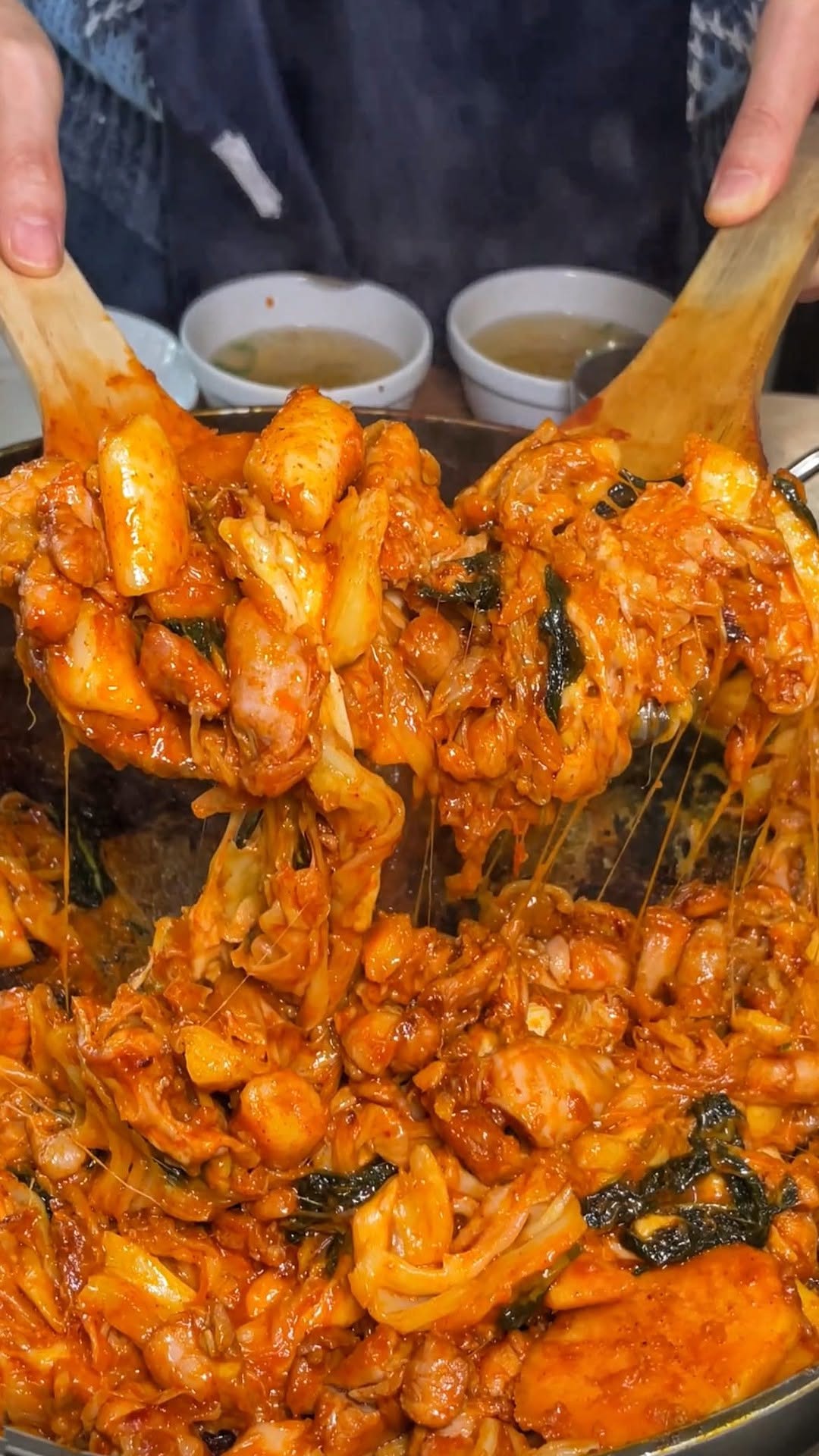 용산 미슐랭 닭갈비 건대에서도 먹을 수 있대요

유느님도 극찬한 바로 그 닭갈비,
건대 ’오근내7닭갈비‘ 입니다 ◡̎ 

특제소스로 버무려진 닭갈비는
100% 춘천 국산 닭다리살만 
사용해서 너무 부드럽더라구요

채소들도 당일 공수해 온 국내산만사용하셔서 퀄리티부터 남달라요

양념이 진짜 맛있어서 밥까지 볶아야하고
막국수는 닭갈비랑 찰떡궁합이에여ㅠㅠ

다른지점들 중에서도 저는 
건대점이 제일 맛있더라구요?

@@닭갈비 귀신 친구, 연인 태그

🐔오근내7닭갈비
- 서울 성동구 아차산로17길 48
- 매일 11:00-22:30(BT: 15:30-16:30)
- 📞02-2205-8889
- 무료주차가능

_

#건대맛집 #건대닭갈비 #성수동맛집
#성수동닭갈비 #오근내7닭갈비 #성수맛집 
#성수맛집추천 #건대맛집추천 #광고
