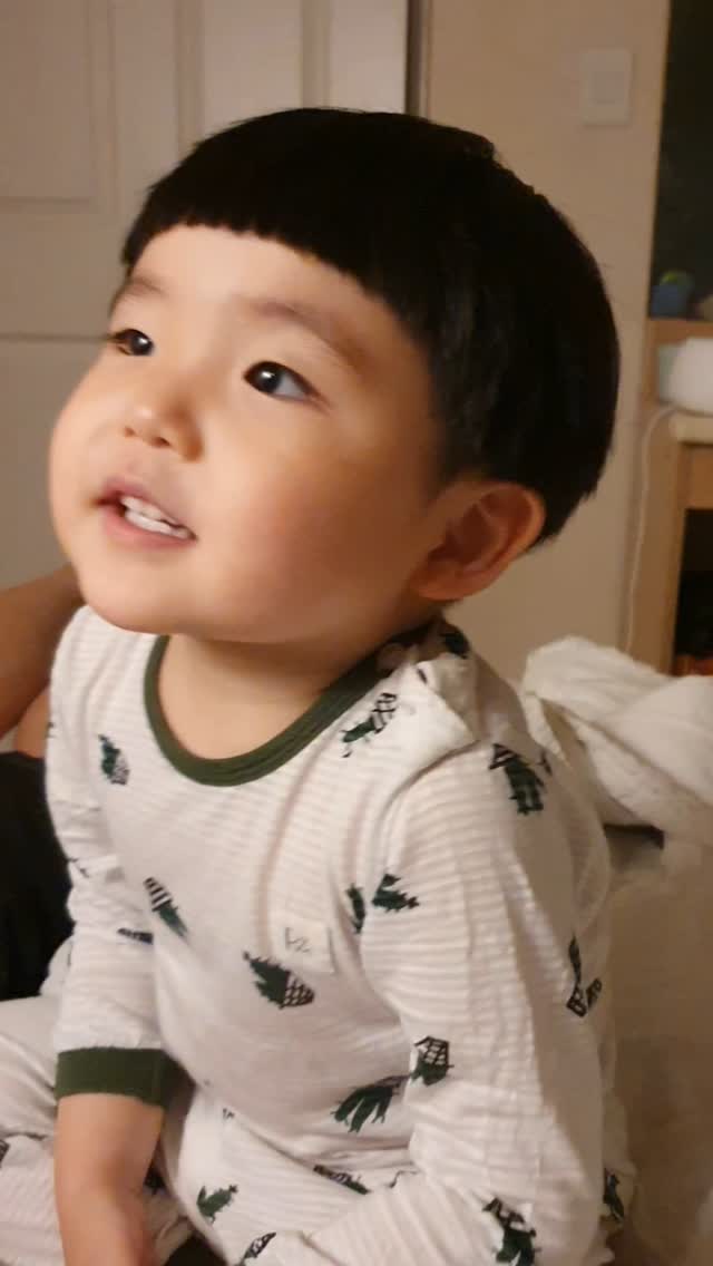 지난 동영상들을 보다보면 울컥하는 포인트가 가끔 있는데, 오늘 아침에 평안이랑 이 영상 보다가 너~~무 사랑스럽고 예뻐서 또 울컥해버림💧
지금도 너무 귀엽고 사랑스러운데, 4살의 너도 그랬었구나-
언제나 엄마의 위로가 되는 스윗하고 따뜻한 평안이☀️
정신없는 와중에도 두고두고 힐링하고 싶어 릴스로 박제하기😉
.
.
#평안4살 #여전히사랑스러운 #나의사랑 #나의평안