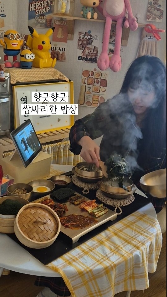 향긋향긋
쌉싸리한 겨울밥상
취나물밥&달래양념장
냉이된장찌개
엄마 김치

나를 위한 선물로
유기 도마를 샀어요
키~~~~야
유기 도마라니~~세상에~~
유기 좋아하는 저는 바로 샀어요♡
유기도마로도 좋고
플레이팅에 더 좋아서
저 또 신이나요
요리해서 신나게 담을 생각에요♡

말린 취나물 하루 넘게 물에 뿔려서
솥밥할때 취나물밥♡
찜기에 브로콜리도 담아 찌고
(초장에 찍어 먹음 넘 맛있어요)
취나물밥에 비벼먹을
달래장도 만들고
향이 너무 좋은 냉이로
냉이된장찌개 끓이고
엄마 김치들 유기 도마에 담으니
와~~우리집이
고급 한정식집이예요♡
오늘은 향긋한 겨울 밥상에
힘이납니다
든든히 먹고 쉬다가
출근갑니다♡

#취나물밥#솥밥
#냉이된장찌개
#김치#한정식
#집밥 #집밥먹방
#koeanfood #요리동영상
#cookingvibes