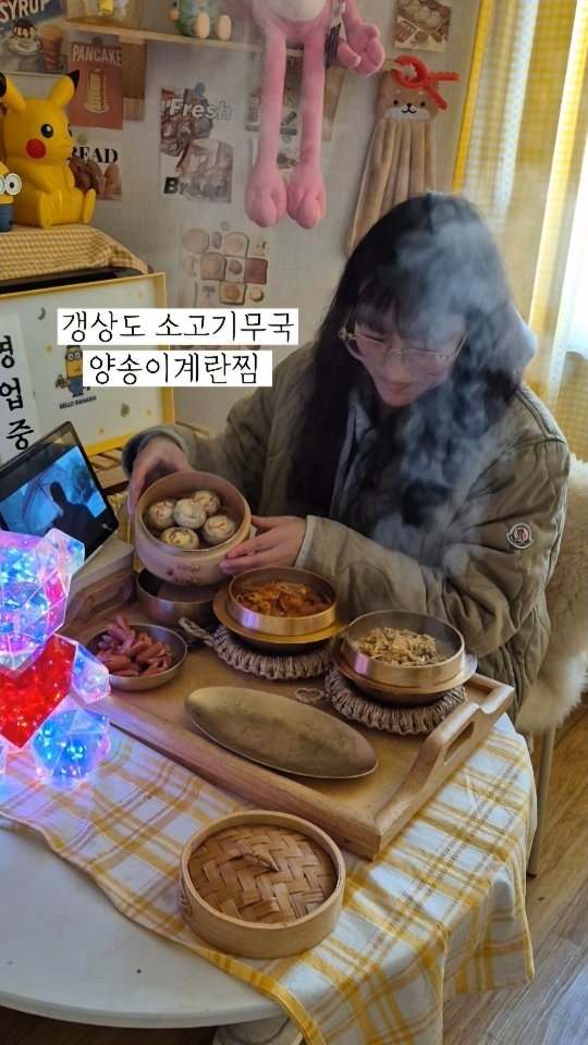자고 일어났더니
몸이 으스스해
이럴 땐 뜨신 게 칼칼한 게 최고지
경상도식 소고기뭇국
얼큰 칼칼하게 끼리고
작년 가을 송이 딸 때 따온
꾀꼬리버섯
솥밥할 때 넣고 꾀꼬리버섯밥
양송이버섯으로
계란 물 붓고 찜기로 올려
솥밥 위에 올려 시간 단축~^^
양송이 계란찜 너무 맛있잖아❤
비엔나도 꾸바서
오늘도 한상 차려
나를 위한 밥상♡
든든하게 뜨시게 먹으니
으스스 한 몸도 낫고
감기 초기에 박멸ㅋㅋㅋ
조금만 쉬다가
바쁜 금요일 일 가보자♡

1인분 소고기뭇국 레시피
1.소고기넣고 무넣고 볶다가
간장1큰술 다진마늘 반큰술
고춧가루 넣고 볶아요
2.물넣고 끓이다 콩나물 파 표고버섯 넣어요
3.나머지는 소금간
*양송이버섯 끝부분을 소고기국에 넣었어요~^^

양송이계란찜
꼭지를 따고
계란은 소금간한뒤
양송이에 부어요
색이 이쁘게 홍고추 넣고
찜기에 찌면되요♡

#솥밥#양송이계란찜 #계란찜
#소고기무국#비엔나
#혼밥 #1인밥상 
#집밥#집밥먹방 #반찬#먹방
#요리레시피 #요리영상
#koeanfood #food #cookingathome 
#cookingvibes