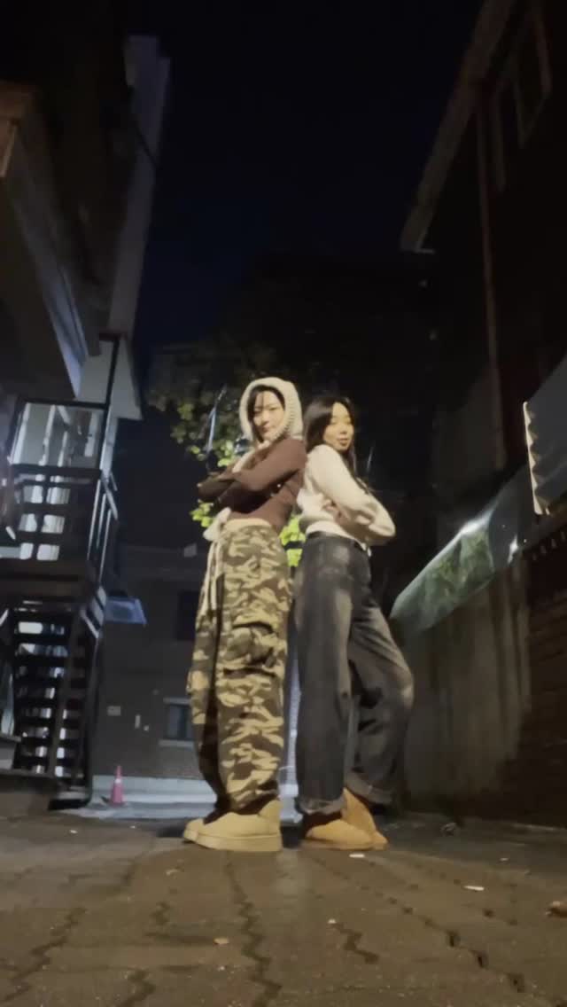 밀키스와 사이다의 #11월 #마지막 ✨️
우리가 함께 한 24년은 아무것도 아닌 날이 없었어➰️〰️➰️
🍀🌵🍁🌲
-@jaessbee /#너와의모든지금 
-C /@tamzin_choi 
.
#챌린지 #재쓰비 #reels #댄스 #fyp #kpop #홍대 #데이트 #밀키스 #사이다 #주말 #나들이 #추억