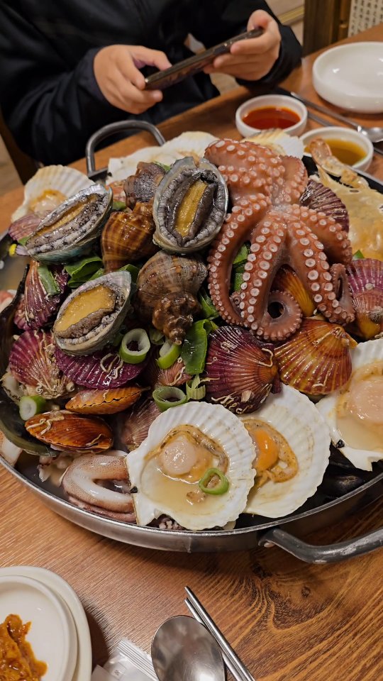 #협찬 #창원가로수길맛집 

쨔란!!! 아니 이게 머선일이여~~~🦀🐙🦑🐚

이번에 단푸네가 반송시장을 다녀왓는데요
반송시장안에 있는 맛집 돼지조개!!❤️

진짜 푸짐하고 신선한 해산물이 가득!!!!
해산물들도 어찌나 싱싱하던지👍
평소 조개류를 못먹는 저도 야무지게 먹고왔답니다.

해산물은 물론 차돌에 미나리 , 칼국수 사리까지 넣어서
한가득 앙~!!!😋😋

이정도 양에 이런 신선도에 정말 강추강추!!
좌석이 널널해 회식장소로도 좋고
가족모임장소로도 정말 좋을거같은 돼지조개😘

창원에서 해물탕 맛집을 찾으시는 분들께 강추드려요 !🥰

#반송시장맛집 #창원해물탕 #돼지조개