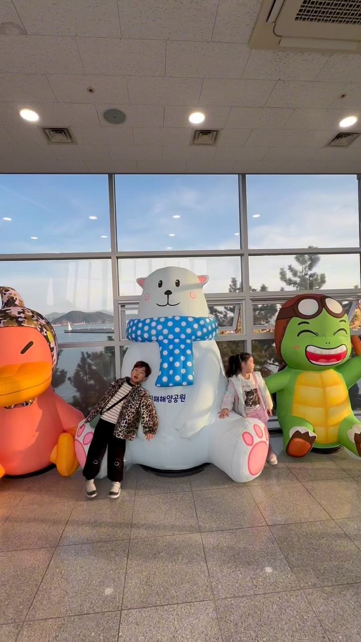 하루종일 시간 떼우기 좋눼,

#진해해양공원🐬🐳🐋🐠🐟 
입장료 있는 만큼, 
다양한 체험활동이 많은 곳,

둘이 있어서 엄청 싸우고 잘 논다.

#진해해양공원 
#해양박물관 
#육아일상
#애둘육아 
#시간이약