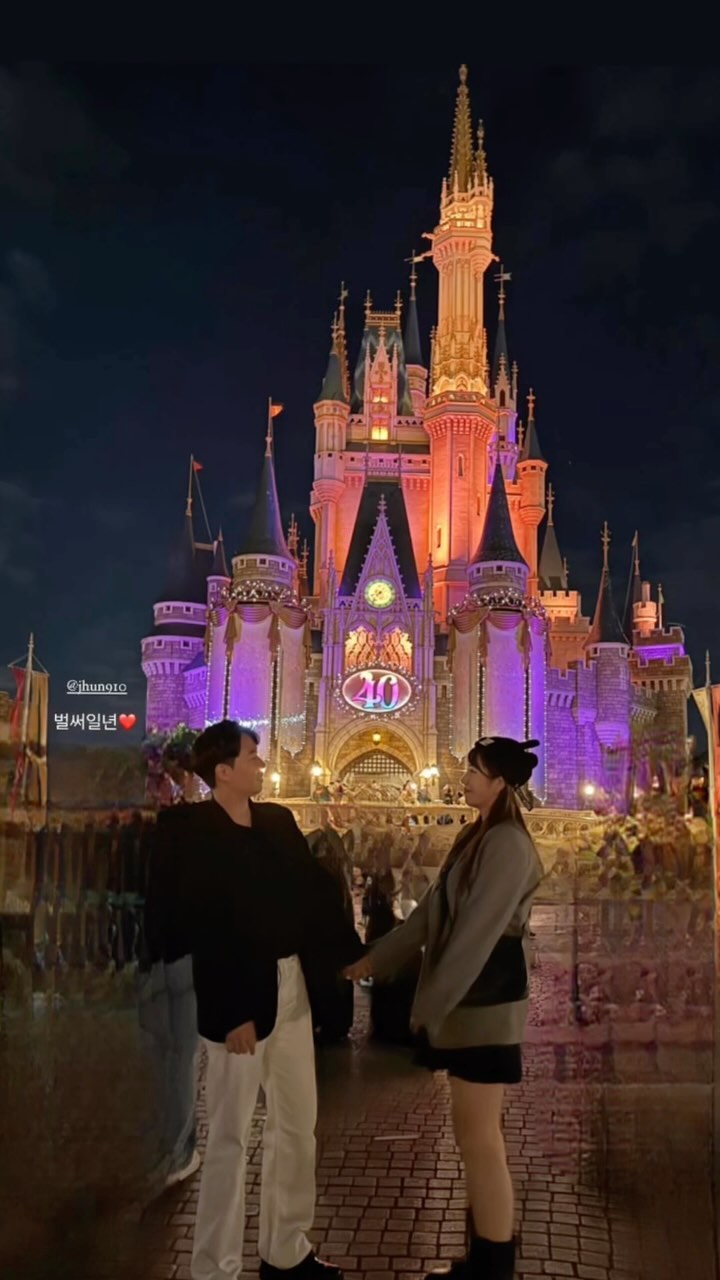 첫 디즈니랜드 입성🎡

올해가 디즈니 40주년이라 특별함에 
할로윈 시즌까지 더해져서 더 화려한 분위기🎃

✔️입장꿀팁

🔻한국에서 미리 디즈니리조트앱 설치하기
QR도 일행이랑 미리 같이 등록하기

🔻입장하면 음식값이 매우매우 비싸고 레스토랑은 예약해야 먹을 수있어서
아침에 간단한 오니기리나 빵 마실것 정도는 가지고 입장하기
대기하면서 먹으니 아침에 든든해서 오픈런에 문제없었음! 

🔻돗자리 꼭 챙기기
아침에 오픈런할때나 퍼레이드 볼때는 앉아야 하는데
맨바닥보다는 돗자리가 있으면 짱짱 편함! 

✔️놀이기구 추천

🔻미녀와 야수 DPA(대기없이 빨리타는) 원하는 타임에 예매성공!
유명한 이유는 있었음 그냥 무조건 타야함 이거 타러 온거나 다름없는 퀄리티
타는 인원이 시간마다 정해져있어서 빨리 예매안하면 200분 이상 대기해야함
입장과 동시에 앱으로 카드결제 or 현장구매 매표소로 달려가기 

🔻빅썬더마운틴🎢
40주년이라 공짜로 예매하고 탈수있게? 해주는것도 있길래 예매했더니 성공!
유명한 빅선더마운틴 10분만에 바로 탑승했음. 줄 엄청 길었음
디즈니에서 롤러코스터 타고싶으면 추천! 
(개인적으론 큰 한방이 없어서 약간 아쉽다. 많이 기다릴만큼은 아니였음)

🔻스플래쉬 마운틴🚤
후룸라이드라고 보면 되고 생각보다 스릴있고 탑승시간도 긴편이라
대기가 엄청 긴데 기다릴만한 놀이기구였음! 
이거는 6~90분 정도 기다렸다가 탔는데 적당히 기다린편임 
퀄리티가 대박이라 무조건 타길 강추함 (물에 젖음과 사진찍힘 주의)

✔️추첨공연 (엔트리 리퀘스트)

엔트리는 하루 중에 로또복권처럼 랜덤으로 입장권을 추첨하는 방식인데 
안될 가능성이 매우 커서 기대를 안했는데 바로 당첨!! 
돈주고도 못보는거라 정말 운에 맡겨야함

🔻미키 매지컬 뮤직월드 
공연중에 가장 인기 많다는 공연에 당첨 성공해서 매우 신났음!
기구 타느라 돌아다니고 지쳤을 오후시간대에 보는게 가장 좋은듯 
실내 공연장인데 촬영이 아예 금지라서 스포 없이 기대안하고 봤는데
가장 소름 돋을 정도로 퀄리티가 정말 좋았음 (소름만 연달아 5번은 돋음)
 
✔️tip 
돌아다니다가 보이는 직원에게 
오늘 디즈니랜드 처음이거나 생일이라고 말하면 축하한다는 반응크게해주시면서 스티커를 손수 에쁘게 써주심!
붙이고 다니면 다들 알아봐주면서 축하한다고 하지만 나는 기념이라 아까워서 들고다니기만함

내년 24년에는 겨울왕국관련 기구도 생긴다던데
내년에는 디즈니씨로 꼭 가보고 싶다!!♥️

#도쿄디즈니랜드 #디즈니랜드 #디즈니랜드꿀팁