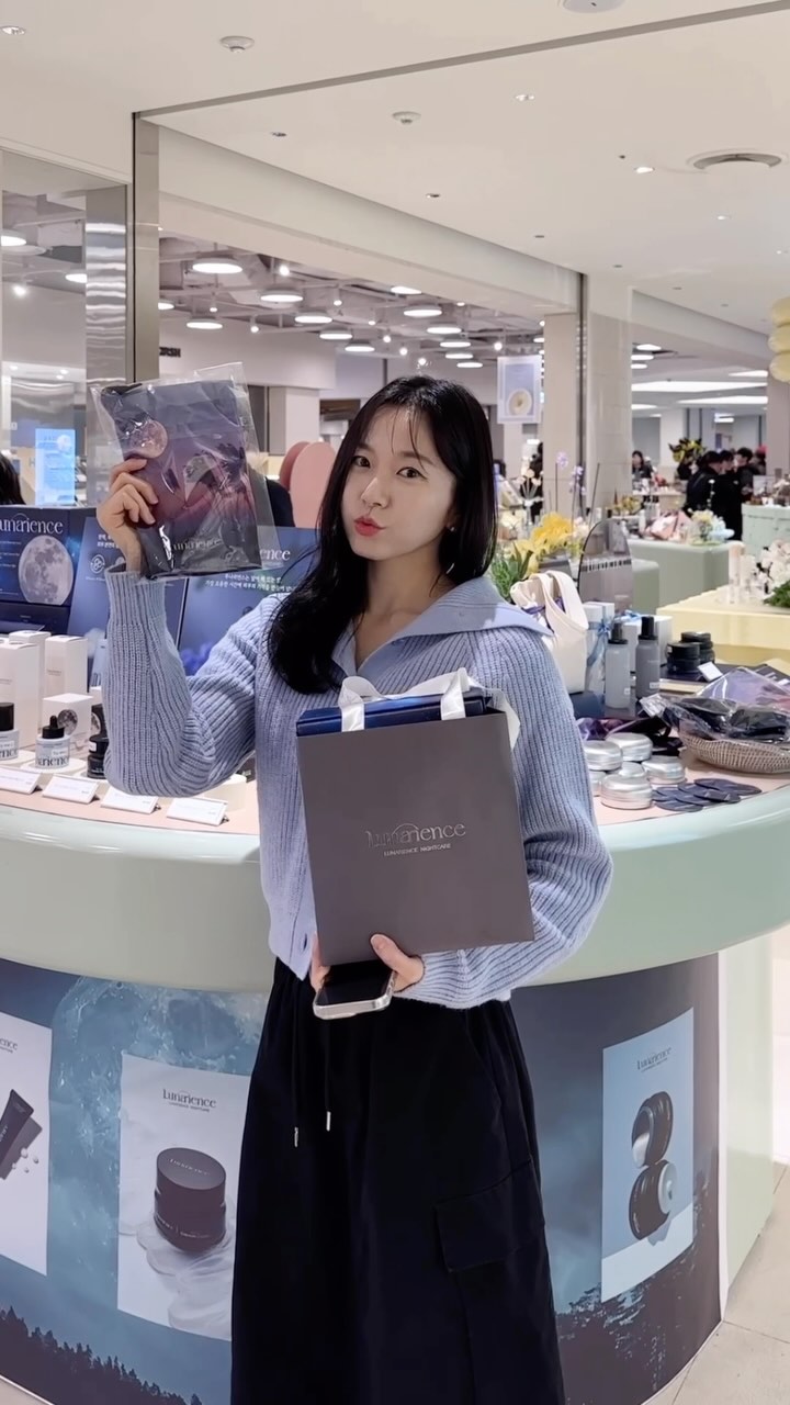 #협찬 @lunarience 
목동 현백에 자주가는 편인데, 
어제는 비클린 매장이 눈길을 사로잡았어요 🥰
여자들이라면 눈이 자꾸 갈 수 밖에 없는 
예쁜 공간에 화장품들 가득가득.. 

뷰티 편집숍 비클린에서, 
루나리언스 브랜드를 만나보았는데요 🤍

처음으로 기획세트를 30프로나 할인 중이라길래 
냉큼 집었습니다 🤣
구매만 하면 샘플이 가득 들어있는 
예쁜 틴케이스를 받을 수 있구요 ‼️
10만원 이상 구매시에는 완전 예쁘고 성능좋은 수면안대를 
사은품으로 받을 수 있어요 👍

요 미라클 루틴 3종세트 선물로도 아주 제격 💜 
요렇게 알뜰살뜰 챙길 수 있는 이벤트가 있을 때 
득템하세요 여러분~! 

#루나리언스 #lunarience #화장품추천 #팝업스토어 #팝업이벤트 #현대백화점목동점 #비클린 #비클린목동점