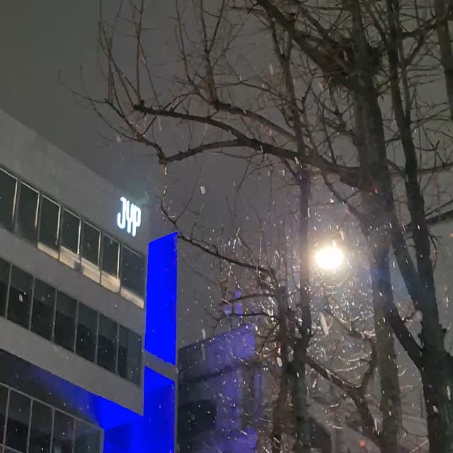 운동하고 샤워하고 나왔는데 
눈이 막 내리기 시작
상쾌하고 밤산책이 오늘따라 행복이 2배^^

내일 재하 영어발표회하는데 행복하게 공연 하라고  눈이 내리나보다
집에들어와 잘할자신 있냐는 말에 내일보면 알겠지라고 이야기하는아들^^

낼 떨지말고 잘해

#밤산책#눈#하얀세상#영어뮤지컬#행복한밤#운동#필라테스#요가#번지#성내동1동#성내동#12월밤