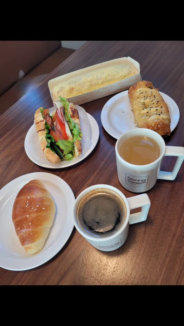 빵쌤 울산서생점 ~♡
🍞 🥯 🥐 🥖 맛집
음료는 쏘쏘