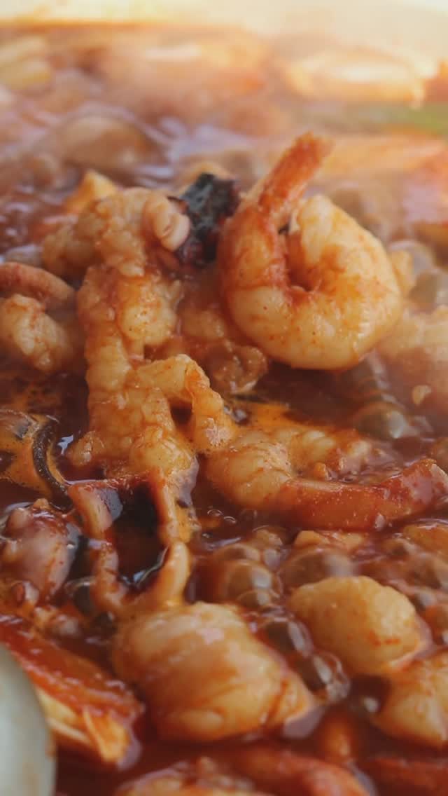 제품제공 밥앤고 한우낙곱새전골 🍤
n번째먹어도 질리지않는 밥앤고밀키트들! 
친구랑 둘이서 분명 배안고픈데.. 해놓고 밥까지 기똥차게 아점으로 흡입했답니다ㅋ 내용물양이 많아서 다먹겠나했지만 맛있는건 남길수 없기에 볶음밥에 김까지 호롤롤롤롤 뿌려서 야무지게먹고 텐트 철수를 했답니다ㅋㅋㅋㅋ

30년전통 부산맛집 그대로 깔끔하고 칼칼한 한우낙곱새전골은
-당일도축 제조된 육즙가득 신선한 한우곱창 
-통실통실 알새우, 쫄깃한 낙지, 산지직송 양파&대파와 칼칼한 30년전통의 양념비법이 더해져 중독적인 감칠맛
-밀떡과 납작당면 포함 
-총850그램으로 넉넉한 용량 
.
.

#밥앤고#밥앤고서포터즈#먹스타그램#집밥#술안주#안주#한우낙곱새#낙곱새#낙곱새밀키트#캠핑#캠핑요리#캠핑음식 #캠핑밀키트#밀키트추천#밀키트