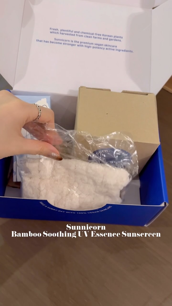 #협찬 @sunnicorn_official
바를수록 광채나는 피부, 써니콘 5초 흡수 밤부 수딩 선 에센스💙
✔️백탁 없이 빠르게 흡수되는 워터리한 제형의 선 세럼
✔️미백, 주름, 자외선 차단 SPF 50+ PA++++
✔️0.00 저자극, 클린 포뮬러 인공 향료 무첨가
✔️부드럽고 가벼운 사용감, 수분자차 성분으로 눈시림&밀림 NO

-
데일리에 부담 없이 사용이 가능한 화.잘.먹 선 세럼!
강력 수분 진정 성분으로 모든 피부 타입 편안하게 사용이 가능하고, 백탁•밀림•끈적임 없이 투명하고 촉촉한 피부 표현이 가능해요😌💦

#선크림 #백탁없는선크림 #인생선크림 #저자극선크림 #선세럼 #선에센스 #써니콘 #sunnicorn #비건 #비건화장품 #비건스킨케어 #비건선크림