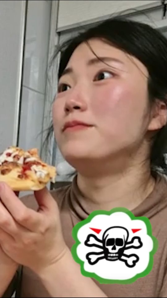 #협찬 #제품리뷰 저는 식단 못하겠어요~
피자, 치킨, 족발, 마라탕, 떡볶이 ...
이걸 다 참아가면서 혹독하게
살 빼고 싶지 않아요, 다이어트는
평생 해야하는 거니까요;
이미 아는 맛이라서 더 못참죠?
버티다가 입 터지면 솔직히 답 없죠?
먹고 싶은 걸 도저히 못 참겠을 땐,
아이돌들도 마신다는 붓기관리 레시피를
그대로 담은 무중력차 '제로 그래비티'와
함께 하는 건 어떨까요? 😉

물론 먹을 거 다~먹고 살 못빼죠,
그렇지만 즐기고 싶을 때 죄책감
가득한 채로 먹으면 맛있는 걸 먹어도
기분이 안좋더라고요 ㅠ
그럴 때는 그냥 제로 그래비티와 
함께 하려고요~~!😋
체지방 감소에 관한 기능성을
인증받은 성분들이 야무지게
들어있어서 '급찐' 방지에 도움을
줄 수 있다고 해요! 스틱 형태로
되어 있어서 한 포씩 가지고 다니며
어디서나 간편하게 마실 수 있답니다!
저는 점심 식사 후에 싹~ 내리는 느낌으로
한 잔씩 마시고 있는데 정말 좋습니다 ㅎㅎ

상큼한 레몬맛으로 언제든 맛있게
즐길 수 있지만, 카페인 함량된 제품이라
평소에 커피를 꾸준하게 마시고 계시다면
카페인을 과도하게 섭취하지 않도록 주의하시길! 그리고 영양 보충이 중요한
임산부나 수유부의 경우 체지방 관리
기능 식품의 섭취를 피하는 것이 좋습니다!

#제로그래비티 #zerogravitea #무중력차 #급찐급빠 #웰니스 #웰니스라이프 #식습관관리 #식단관리 #칼로리컷팅 #체지방컷팅 #건강한다이어트 #붓기삭제템 #아이돌물