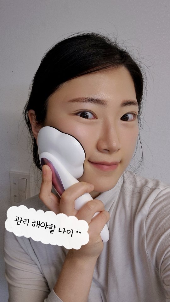 #광고 효과적인 관리법 추천!
제가 솔직히 어디 가서 굵다고
투덜대기에는 그렇게 두꺼운
팔뚝은 아니지만, 지방 함량이 높아
예쁜 라인이라 하기는 어려웠어요.
원래도 애매한 느낌의 팔뚝이었는데,
애 낳고 나니 살 처짐이 전반적으로
심해진 느낌이라 거울 볼 때마다
서터레스를 받을 수밖에 없었는데요ㅠ
비오디유 리프튠 고주파 마사지기 덕에
팔뚝 둘레 26.7cm에서 24.5cm로 줄였어요!
진짜 진심 실제로 5일 만의 변화!!

여름이 올 때까지 더 열심히 관리하면
시원한 나시티를 자신 있게 입을 수도
있겠다는 생각이 들어서 벌써
기대가 되는 부분입니다 🥰

허리둘레도 근소하게 줄어들었지만,
뱃살은 아무래도 운동과 식단을 조금 더
빡세게 해야 하지 않나 싶은 부분이에요.
유의미하게 줄어들긴 했지만 아직은
어디 내놓기 부끄러운 뱃살이네요 ㅠㅠ
아무래도 임신으로 가장 큰 변화를
겪는 부위인 만큼 출산 후 살 처짐은
역시 쉽게 회복이 되지 않는 듯해요;;
그래도 탄력 케어 루틴을 하는 동안
제법 희망적인 변화를 느꼈습니다!

비오디유 리프튠 고주파 마사지기는
300Hz 중주파와 630nm 레드 LED로
바디라인 기강을 잡아주는
B-fat, 1MHz 고주파와
200Hz 중주파 그리고 630nm
레드 LED가 결합하여 피부
깊숙한 곳까지 탄력을 채워주는
D-Line, 마지막으로
30Hz 중주파와 630nm 레드 LED의
조합으로 피부를 부드럽게 자극하여
주름 개선에 도움을 주는 L-Skin까지
세 가지 모드를 15단계까지 조정하여
원하는 옵션으로 관리할 수 있어요!

아직 사용 초기라 그런지 슬리밍 모드는
3단계 정도만 되어도 따가울 정도로
아프더라고요.. 진짜 지방 줘패는 느낌;
15단계 정도까지 올라가면 얼마나
아플까요? 성능이 대단합니다 정말!
낮은 단계로 마사지해 줘도 충분히
자극이 되고 개운한 기분이 들어요!

자기 전에 5분 정도만 투자해도 적당한
케어 루틴이 될 거라 봅니다!
그 정도면 매일매일 하기도 딱 좋죠?
급찐급빠에도 도움이 될 것 같은 유용한
#다이어트_디바이스 강력 추천 드려요~
조금만 부지런해져서 큰 효과 얻어가세요!

#비오디유 #고주파_마사지기 #라인관리
#붓기관리 #BODYOU #셀룰라이트 #리프튠
#다이어트 #탄력케어 #라인기강잡아주기
