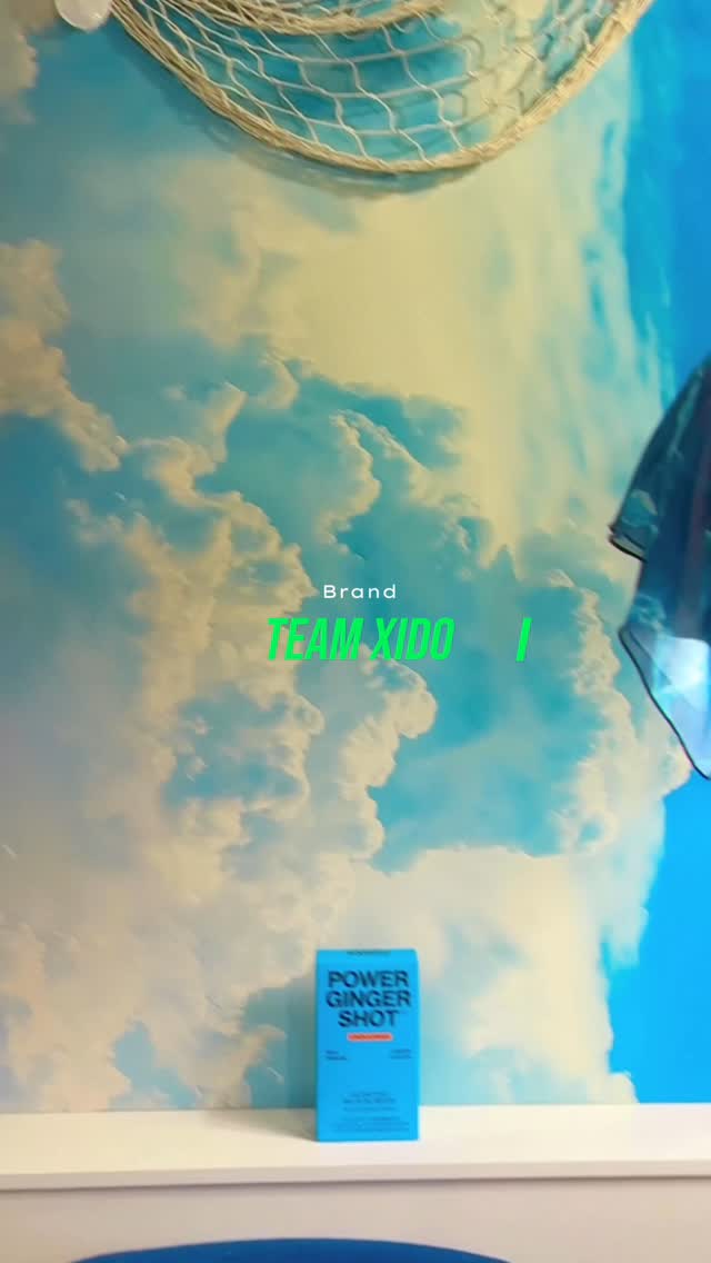 #광고 @teamxido

작년 연말에 지독한 감기로 고생했던지라 요즘은 감기 기운이 조금이라도 느껴지면 바로 약을 먹으며 방어(?)중인 사람..

보조적으로 함께 마시고 있는 시도의 진저샷은 유기농으로 만들어진 진저샷인데요. 수많은 진저샷 중에서도 더 좋은 원물을 사용해 더 건강한 삶을 즐길 수 있도록 만들어진 제품이에요.

일단 아무리 몸에 좋아도 맛이 별로면 먹기 힘든데 이건 맛있어요.. 맛있어..(메모) 레몬과 생강 생각하면 시거나 매워서 거부감이 들던 분들도 진저샷 마셔보먄 어? 왜 맛있지? 할거에요..!

원료가 레몬+생강+사과 최고의 배합 비율로 만들어졌기 때문인데요. 한국인 입맞에 적절하게 착붙는 그런 맛..!

맛있지만 설탕이나 인공적인 대체당도 사용하지 않아서 원물에서 오는 단맛으로 딱 15kcal의 부담 없는 한 잔! 자극적인 첨가제 또한 사용하지 않았기 때문에 추운날 건강과 맛 모두 챙기세요:)

#시도#팀시도#진저샷#레몬생강#오늘의집 #블루인테리어 #감기예방 #インテリア #ａｅｓｔｈｅｔｉｃ