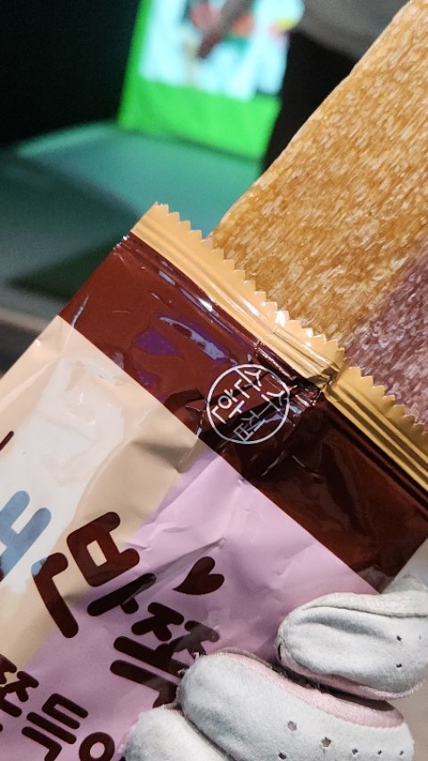 #광고 관리하는 동안은 간식도 칼로리다운 맛있는 걸로 
하나를 먹어도 포만감은 up 시키면서 칼로리걱정없이 먹기 좋은 영양간식 곤약쫀드기는 식이섬유가 풍부한 곤약과 함께 영양가득한 슈퍼곡물 국내산 현미와 찰보리를 넣어 더 맛있게 만든 쫀드기간식 순수한집 
한 포에 두가지 맛이 다들어있는 호박과 자색고구마 맛이 그대로 나요 
#순수한집 #내반쪽곤약쫀드기 #내반쪽곤약쫀득이 # 내반쪽쫀득이 #내반쪽쫀드기 #순수한집 곤약쫀드기 # 순수한집 곤약쫀득이 # 협찬 #추억의 간식 # 쫀드기 # 쫀득이 #간식추천 #아이간식 #다이어트간식 @sunsuhouse