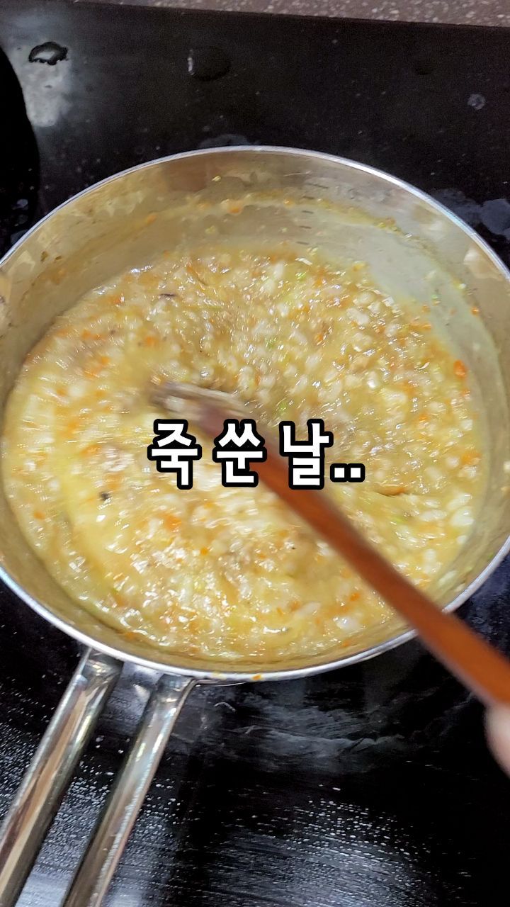 .
.
아드님 아침에 미열... 
얼집을 안보낼정도는 아니였으나..
보내자마자 전화올꺼같아서 가정보육결정..
.
보통 증상없이 열만나면 해열제 먹이고마는데
오늘은 왠지 병원이 가고싶더라고요?
.
엄마의 촉이란!!!! 
목구멍 염증으로 인한 열이였어요..😭
목아프다고도 안하고 물어봐도 괜찮대서 그런가보다했는데..
.
그래도 확실히 컸다고 올해 처음 병원간듯해요.
저녁메뉴로 소고기죽해달라는 주문에..
죽쑤고있습니다..🤣🤣🤣
.
아까 마트갔을때 그냥 한봉 사올껄 그랬어요..
더운데.. 힘드네요~?? ㅎ
.
요세 수족구도 구내염도 유행이래요..
다행히 전염병아니라 항생제 먹으면 금방낫는다하니..
더운여름 다들 건강챙기자고요!
.
#살림하는엄마 #살림스타그램 #죽쑨날 #소고기죽 #아드님 #간호중 #불금은어디에