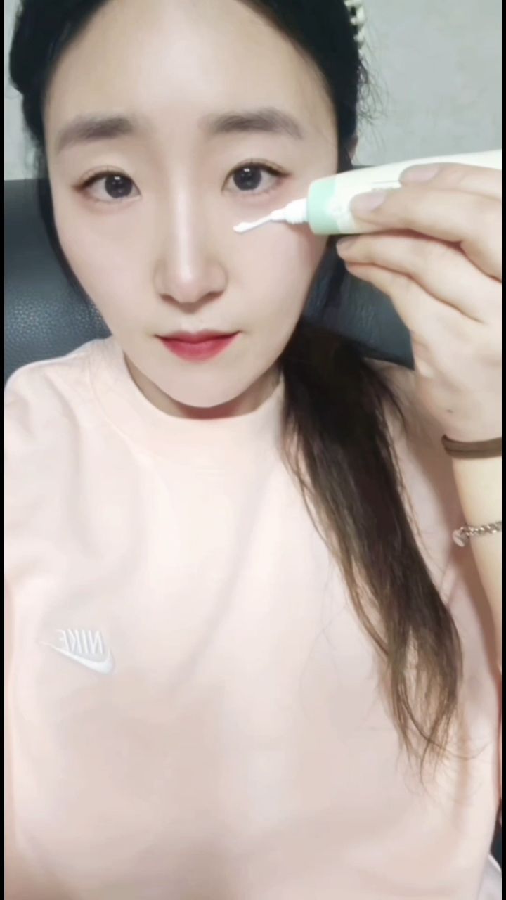 #광고
💟 애나비 크림 (쥐젖 편평사마귀)

나이가 들수록 얼굴이나 목라인에 
쥐젖, 편평사마귀 같은게 조금씩 생기더라구요ㅠ
피부과도 여러번 가봤는데
육안으론 그렇게 안많아보이는데
전체 제거는 거의 보통 100~150개 라고하며
가격을 엄청 비싸게 부르더라구요ㅠㅠㅠ🥲

다음에 해야지해야지 했는데
쥐젖이나 편평사마귀도 한번 생기면 번짐이 점점 있대요ㅠㅜ
그래서 고민끝에 알게된 애나비 크림🥳💯

사실 크림으로 괜찮아질까 의심을 했는데
크기가 큰 건 조금 오래걸릴지 몰라도ㅠㅠ
1~2번 발랐는데도 나비존이나 이런 각질층에는
그래도 즉각 효과가 있는 것 같아서.. 오..!👍🏻👍🏻
크기 큰 것두 계속 발라보려구요~!!😍😇

완전 생각보다 기대이상 효과가 괜찮은 것 같아요~!!굿굿
열심히 써봐야겠습니당!!🫡💖

#애나비크림 #쥐젖크림 #편평사마귀크림 #쥐젖제거크림
#사마귀크림 #쥐젖 #편평사마귀 #깐달걀피부 
#홈케어 #피부관리 #관리스타그램 #피부스타그램