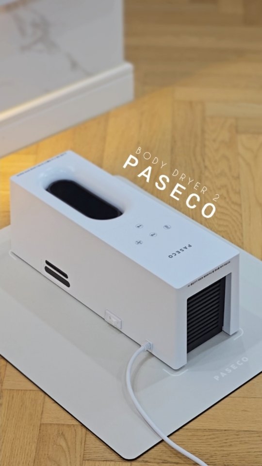 #협찬 #파세코 #파세코바디드라이어2
@paseco_kr

컴팩트한 사이즈로 언제 어디서나 편하게 
사용할 수 있는 파세코 바디드라이어2 출시

제가 먼저 써봤습니다!!

여자 아이들 머리 말리는데만 한나절
머리말리다 보면 도망가 버리는 채채

이제 머리 말리면서 몸까지 한번에 말리는
스마트한 시대라구요~

여름에는 시원하게, 겨울에는 따뜻하게 
냉, 온풍 2가지 모드에 3단계 풍량조절 기능으로
사계절 내내 쾨적하게 사용할 수 있어요

풍속 38m/s 강력바람으로 몸이 뽀송하게 빨리 말라서 
준비시간도 많이 단축되고 위생적으로 사용할 수 있어요

이젠 수건없이 세균걱정 없이 피부자극 없이 더욱 편리하게!

원래 운동 후 헬스장과 골프장 샤워장에서 
바디드라이어 잘 사용하고 있었다면, 
이제는 집에서도 파세코 바디드라이어2와 함께
스마트하게 삶의 질을 향상해 보세요~ 

5월 9일까지 바디드라이어2 제품
4만원 할인이벤트 진행중에 있어요~!

🌀바디드라이어
https://brand.naver.com/paseco/products/11774146631

🌀매트
https://brand.naver.com/paseco/products/11758806193

#파세코바디드라이어 #바디드라이어 #바디드라이기 #바디드라이 #바디건조기 #전신드라이기 #바디드라이어추천 #바디드라이기추천