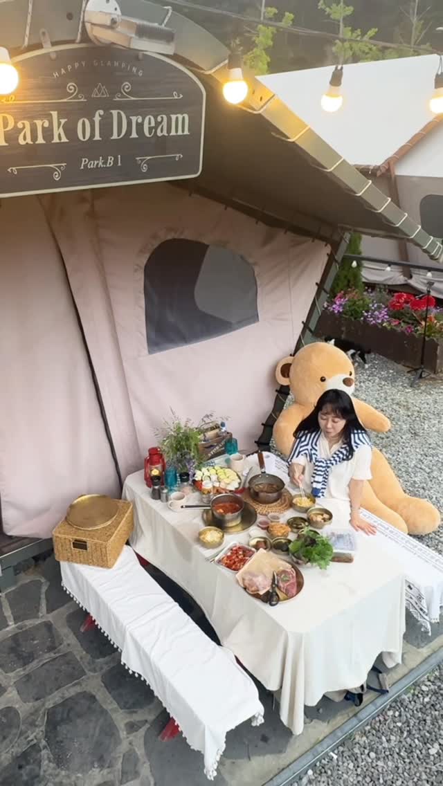 #광고

🏷️파크오브드림 글램핑장

작년에도 #파크오브드림글램핑 엄마랑 다녀와서 너무 좋았는데 올해도 가게되어 너무너무 신이 났어요.
한번 다녀온지라 여기 놀거리 또 아이들이랑 함께오면 farm에 토끼도 있고, 고양이 또 아이들 놀수있는 그네, 그림그리기, 볼링, 흙놀이...
다양한 체험이 있어요.
(The Farm 영상은 따로 또 올려볼께요)

우리는 바베큐 🍖 먹을 생각에 요리하고
세팅하고 사진찍고, 또 저녁에 불멍하고
마시멜로 구워먹을려고 부지런히 차려보았어요.
여기는 진심 아이들과 손잡고 몸만 가시면 되요. 엄마들도 일상의 피곤함 재충전 해야죠 🍀

애견도 동반가능하니 예약할때 미리 말씀만 
해주시면 되어요🐕

곧있음 긴연휴가 기다리고 있으니 서둘러 
예약해주세용.

_주소: 충남 공주시 반포면 동학사 1로

.

#글램핑 #키즈카페 #글램핑장 #세종글램핑 
#파크오브드림 #glamping