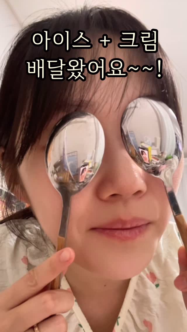 #협찬 빌리프 아쿠아 밤 프로즌 크림 솔직후기

원래 여름만 되면 내 얼굴은 ‘붓기 + 모공 + 속건조’ 삼종세트로 난리였는데
빌리프 아쿠아 밤 프로즌 크림 하나로 고민 완전 해결함!

바르자마자 피부 온도 -6.05도로 순간 쿨다운 ❄️
땡볕 아래서도 흔들리지 않는 수분 보호막 씌워주고
속건조로 시달리던 피부도 즉각 수분이 꽉 채워졌어
보습력 303.1% 증가는 수치로도 증명!

그리고 제일 고민이었던 붓기와 모공
계속 바르니까 붓기가 점점 가라앉고, 모공도 작아지는 게 보일 정도였어
붓기 30.5%↓, 모공 수 41.5%↓, 크기 26.7%↓

성분도 저자극이라 예민, 여드름 피부도 사용가능해

여름 스킨케어 고민된다면, 그냥 아묻따하고 이거 한개만 써봐
쿨하고, 촉촉하고, 붓기·모공까지 잡아주니까
여름 내내 손이 갈 수밖에 없음!

수분 폭탄 + 쿨링 캡슐 = 여름 무적 크림
빌리프 아쿠아 밤 프로즌 크림, 진짜 후회없어!

#광고#빌리프#belif#프로즌크림#냉찜질크림#퀵쿨링붓기완화#ICY캡슐쿨링#쿨링폭탄#붓기X모공