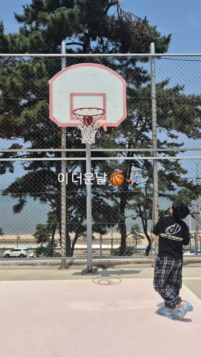 #주말기록

아빠모임 여행가서 놀고 놀고
담날 피자로 해장하로갔는데
농구장이?
그냥.지나칠수없지 ㅎㅎ

#아역캐스팅
#캐스팅디렉터

#키즈모델유진우 
#운동하는아역배우
#아역배우농구가능 #15f #f4f #l5l #ootd #다렉 #韩国人 #留学生 #美女#フォローバック