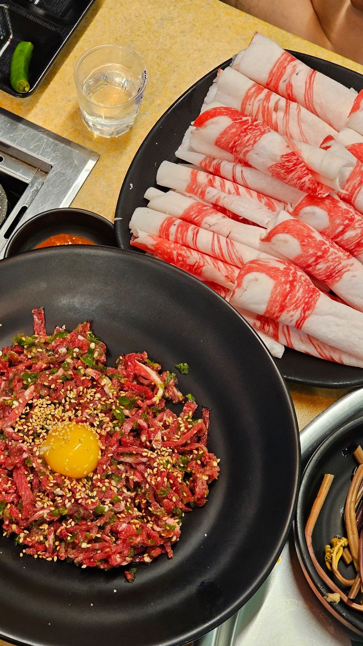 #광고
고기 + 분위기 + 술

테이블 간 간격 넓어 시원한 고깃집
한돈 대패 한우 대패 맛도 좋고 가성비 좋고
1인 5천원에 소주 무한 이벤트까지....
차돌박이와 그냥 먹어도 맛있는 육회
쌈싸먹으면 별미 중에 별미지 💖

#광고#seniordunce #울산삼산고기맛집 #울산삼산맛집 #울산고기맛집 #울산대패 #울산대패집 #울산차돌박이 #울산차돌박이육회쌈 #울산삼산
