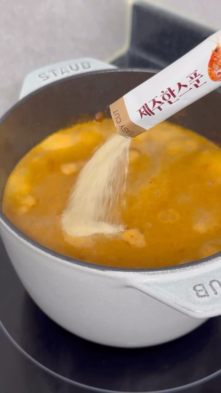 #협찬 제주한스푼 조미료

협찬이지만 저.. 이거 너무 좋아요🤎 찌개 끓일 때 귀찮아서 육수 안 내고 맹물로 끓일 때 많았거든요? 멸치다시팩조차도 귀찮아서 여유 있을 때만 넣던 저인데, 이 제주한스푼 조미료는 화학첨가물도 안 들고 가루 한 포만 넣으면 되는 제품이라 너무너무 좋았어요! 

남편 입맛이 귀신인데 찌개 한 입 먹자마자 해산물 향이 진하게 난다면서 도대체 뭐냐고 신기해 하더라구요😗 다 먹으면 내돈내산 하려구요 진짜 모두 한 번씩 써 보시길 강력추천합니다

저는 된찌랑 참나물무침 만들어 봤는데 기본 양념 맛을 업그레이드 시켜주면서 원래 맛을 해치진 않아요🫶🏻

#협찬 #제주한스푼 #제주조미료 #제주천연조미료 #제주분말조미료 #분말조미료 #1초요리 #1초면딱 #간단요리 #간편요리 #딱새우육수 #광고 #seniordunce