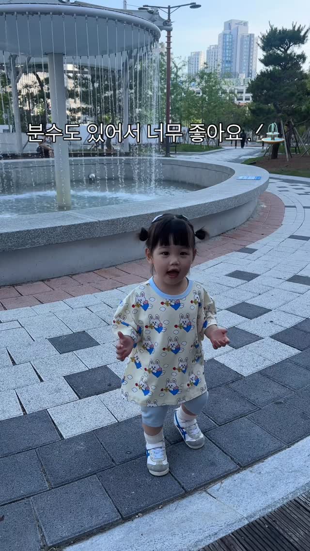 #광고 #seniordunce

아기랑 병원가기 전 들린 근처 광장
분수도 있고 아주 잠깐 시간 떼우기 좋아요⛲️

#18개월아기 #분수 #광장 #열사병조심 #너무더워