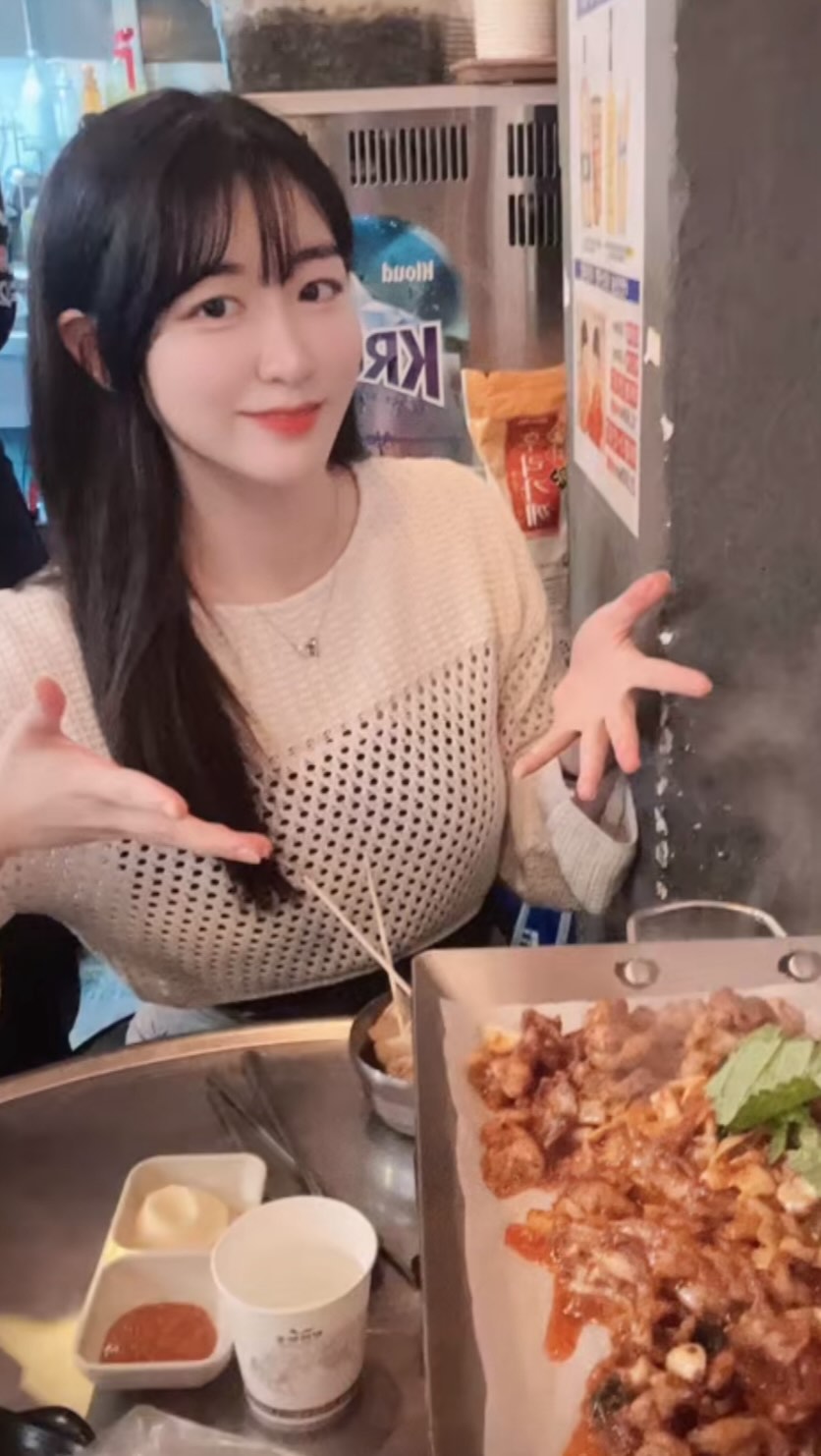 #광고

최근에 친구와 함께 마포역에서 그렇게 핫하고
맛있다는 ”꿀때기 곱창“을 다녀왔는데요 ☺️

저번에 사당 꿀때기 곱창에 이어서라면
두번째 방문인데 , 정말 이번에도 
엄청난 만족을 하고 돌아왔지 뭐에요 👀

장점 투성이인 
”꿀때기 곱창“의 장점으로는

1) 양을 많이준다 !

2) 매콤하고 맛있다 !

3) 노포 같은 분위기의 곱창 맛집 
(옛날 느낌 7080 같은 곱창 맛집 분위기 👀)

4) 서비스 오뎅도 너무 맛있고
오뎅 국물에 김치 넣어서 먹으면 더 맛있따😋

5) 마포역에서 걸어서 5분이다 !

6) 볶음밥 맛집으로 볶음밥도 맛있다! 

등등 셀수가 없었는데
그중에서도 저희가 주문한 메뉴는
신메뉴인

“꿀땍 알곱막창 빨강”과
“계란찜” 과 “볶음밥” 이였는데요 ☺️

혹시 메뉴들이 궁금하실 분들을위해서
간단히 소개를 해드리자면 

[기본메뉴]

야채곱창 12,000원
순대곱창 13,000원
알곱창 13,000원

[신메뉴] - ★★★★★
꿀땍 알곱막창, 검정 14,000원
꿀땍 알곱막창, 빨강 14,000원

알곱창(기본메뉴) + 꿀땍 알곱막창, 검정(신메뉴) 

[겉들임 메뉴] ※ 
얼큰이라면 6000원
얼큰이 김치우동 오뎅탕 8000원
꽈리고추, 순대튀김 7000원

#철판곱창#서울3대곱창#노포분위기곱창#푸딘코인증맛집#곱창맛집#서울곱창#마포곱창#마포맛집