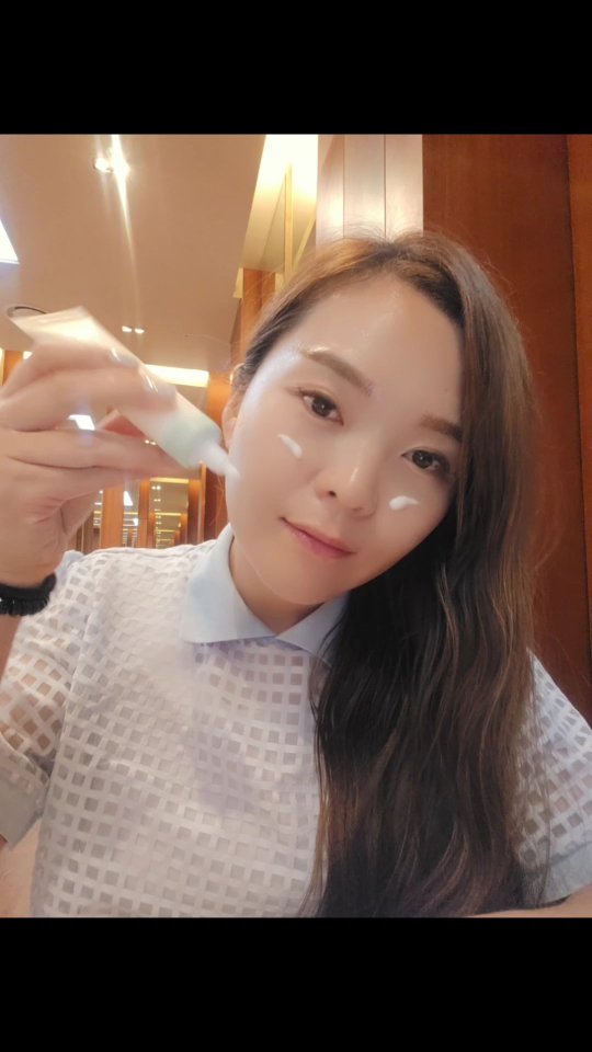 #협찬 #광고 #토치크림 #애나비크림 #피지억제 #향산화 #미백 #요철순삭크림 #피부관리

라운딩한다고 자외선에 많이 노출된건지 
클렌징이 잘 안된건지 원인은 알 수 없지만,
비립종과 편평사마귀 등으로 알게 모르게 마음 고생을 하던 중...

약국에도 입점되었다는 '애나비크림' 의 입소문에 나도 동참‼️

✔️100% 사과, 율무, 병풀 등의 피부재생 성분의 각질케어로,
세안 후 얇게 주 1회 각질정리까지👍

✔️끈적임이 없어서 여름에도 부담없이 사용할 수 있어서 더 좋은 토치크림

✔️재구매율 92% , 불만족시 100%  환불의 자신감 넘치는 애정하는 애나비크림 

👉  소곤소곤 👈
약국품절 대란 요철 순삭크림 , 피부결 개선은 보너스인건 안비밀🙊

#애사비 #율무 #율무크림 #시어버터 #향산화 #피지억제 #모공수축 #쥐젖크림 #편평사마귀크림 #쥐젖제거크림 #뷰티인플루언서