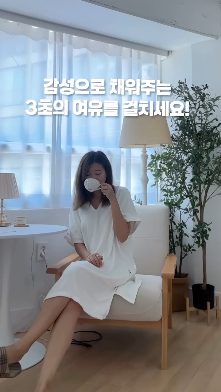 #광고 툭 걸치고 3초만에~!! #여유를입다 #도도곰팅_찐후기

예쁘고 실용적인
나를 위한 3초의 여유를 걸치세요~

샤워 직후 수건 대신 툭 걸치기만 해도
예쁜 실루엣을 만들어주는
나를 위한 3초 가운 #그린로브 😍

일반 가운은 앞이 자꾸만 벌어지고
허리를 묶어야 하는게 좀 답답한 느낌이 있었는데 🥲
그린로브는 편한데 예쁘기까지 해서
너무너무 만족스러워 찐강추하고 싶어요 👍🏻

머리 말릴 때, 커피 마실 때 ☕️
창밖을 바라보는 그 짧은 순간마저도
감성으로 채워주는 고급 홈웨어에요 👏🏻

✔️ 폭신하고 부드러운 프리미엄 소재가
물기를 빠르게 흡수해주고 💦
✔️ 넉넉한 품과 세심한 기장 디테일로
체형 구애 없이 편안하게 
✔️ 고급스러운 패키지로 선물로도 추천 🎁

집에서는 물론
골프 라운딩 후 락커룸에서 민망하지 않게
여행지나 워터파크에서도
센스 있게 착용하기 좋아요 👌🏻

매일의 일상에 우아함과 여유를 더해보세요~!

@greenrobe_official #골프샤워가운 #골프가운 #목욕가운 #로브가운 #비치가운 #여성골프샤워가운 #워터파크가운 #샤워로브 #감성로브 #도도곰팅라이프 #도도곰팅패션
