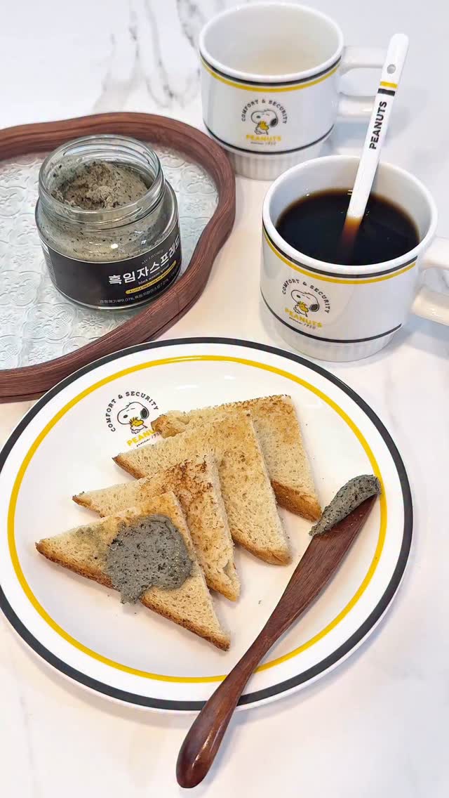 #협찬 
통밀식빵 구워서 모닝커피 한잔☕
우리집 홈카페에 어울리는 귀여운 스누피 세트 데려왔어요
감각적인 디자인과 캐릭터들이 만나
일상 속에서 새로운 라이프 스타일을 제시하는
주방/생활 전문 브랜드 보프렌즈🤍
머그컵2+플레이트1+티스푼 완벽한 세트구성 !!
보프렌즈 시그니처 라인(누적판매 9만개)
스누피 75주년 빈티지 머그컵 코펠세트💛
레트로한 무드 디자인이 너무 예뻐요
빈티지한 디자인과 실용적인 구성까지
집에서 즐기는 홈카페 완벽세트예요 :)
.
@bofriends__official
.
.
#보프렌즈 #2인식기세트 #예쁜그릇 #홈카페 #홈카페스타그램 #홈카페그램 #홈카페놀이 #디저트스타그램 #스누피컵 #스누피머그 #스누피그릇 #광고 #seniordunce