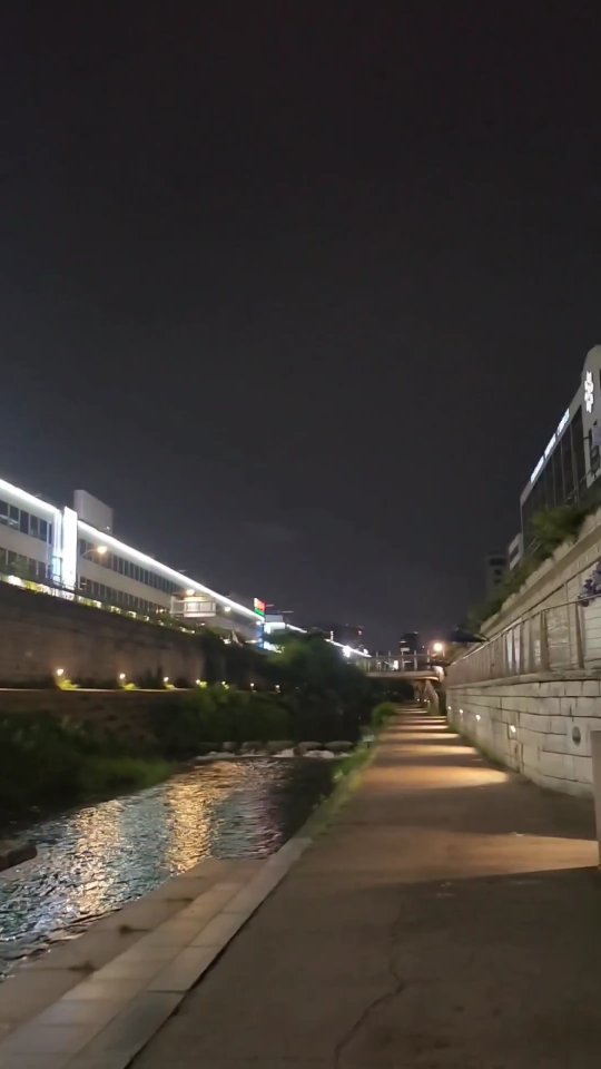 ✈️ 서울살이 마지막날의 러닝
청계천 산책기록. 

📍나의 최애코스 - 사람없는 동대문 - 신당 구간 👯‍♀️

매일 가고 싶었는데, 폭염이 미쳤고
매일 매일 15000보 이상 걸으면서 콘텐츠 촬영하느라 🧳#서울살이 쉽지 않았지만 ✌️ 콘텐츠 많이 만들었다!

🧳제주여행 블로거 | 젠지나트래블
#서울여행 콘텐츠 - 라스트 롱폼 작업 오늘로 마무리
이따가 유튜브에 업로드 됩니다 ❤️

#여행유튜버 #여행
#여행기록 #서울 #서울살기 #서울가볼만한곳
#travel #여행블로거 #여름 #서울여행코스