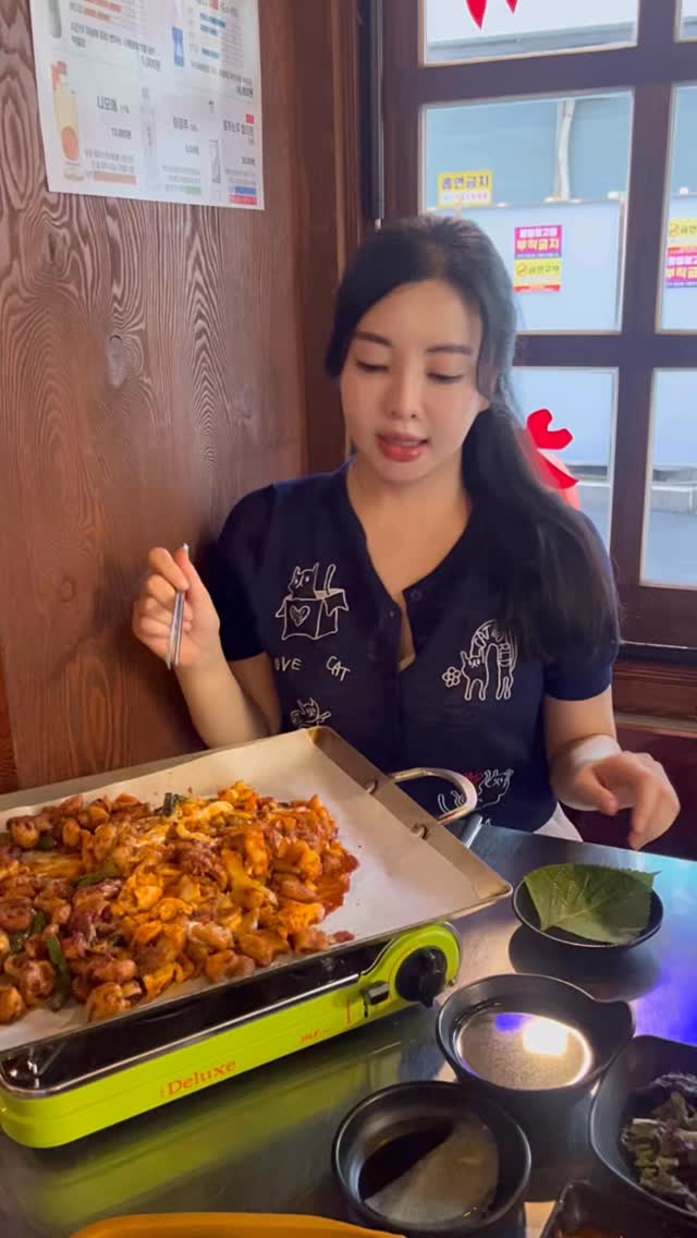 <꿀때기곱창 선릉점>
.
가성비갑 맛집 꿀때기곱창! 그중에서도 줄서서 먹는집 선릉에 다녀왔어요
불경기에도 줄서서 먹어야 한다니~~ 얼마나 맛있으면!?
푸딘코 맛집으로 사당에 유명 맛집인 배때기랑 같은 가게이구요
무엇보다 2인분을 시키면 배터질정도로 양이 많고, 맛있어요~!
서비스 안주로 나오는 오뎅과 오뎅국물이 별미랍니다~~^_^

꿀땍알곱막창 검정 14,000원
야채곱창 12,000원
치즈폭탄추가
제로콜라2개

요렇게 주문했어용~~
맛있어 보이나요 ^__^*
.
.
.
.
.
.
#선릉역곱창 #선릉역알곱창 #선릉역곱창맛집 #역삼역알곱창 #역삼역곱창 #역삼동곱창 #역삼역맛집
#선릉역맛집 #매운곱창 #선릉역매운곱창
@ggulddegi_official