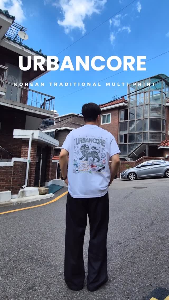 #광고 여름엔 역시 편하고 시원한 티셔츠가 최고인 것 같아요. 특히 이렇게 뒷모습까지 확실하게 포인트 되는 건 더 좋죠☀️

어반코어(@urbancore_official_) / 해태 그래피티 멀티 프린트

▪️ 고밀도 코튼 원단이라 흐물거리지 않고 핏이 안정적으로 잡혀요. 여름에도 답답하지 않게 통기성이 좋아서 교복처럼 자주 입게 될 것 같습니다🖤

▪️ 뒷면 해태 그래피티 프린트가 시선을 확 사로잡아요. 귀여우면서도 스트릿한 무드가 살아있어서 단독으로 입어도 스타일 완성되는 느낌이에요🎨

▪️ 저는 와이드 블랙 팬츠에 매치해봤는데, 프린트 컬러가 은근히 어디에나 어울려서 코디 고민이 줄어드는 아이템 같아요🚶‍♂️

#반팔 #반팔티 #gift #협찬 #핏 #여름 #프린팅 #데몬헌터스 #K-pop #프린팅티 #Golden #데일리 #kpopdemonhunters #demonhunters
