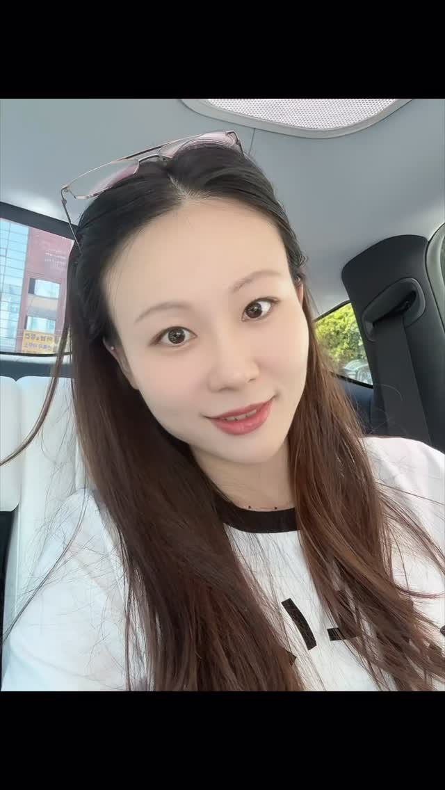 #광고
기존에 제가 잘 사용하던 뷰디아니 메쉬타이트 업 쿠션(승무원 팩트)은 누적 판매수가 무려 80만 개의 제품이었는데요, 이 제품의 장점은 그대로 + 광채까지 더해 탄생한 새로운 쿠션을 사용해봤어요!

5가지 보석 성분을 담아 은은한 윤광을 더한 제품으로, 고급스럽고 깔끔하게 빛나는 광채 피부 표현이 돋보이고 일반 스펀지 쿠션과는 다른 메쉬 타입 쿠션으로, 쿠션액 입자가 메쉬망에 한 번 더 걸러져 얇게 밀착되요!
그 결과 묻어남이 적고, 얇게 발리지만 높은 밀착력, 커버력,지속력까지!! 놓치는 게 없는 제품이네요:)

+++ 쿠션을 바른 후 즉각적인 광채 변화와 기미, 잡티 커버 효과 및 24시간 지속 효과에 대한 인체 적용 시험 완료,피부 부담을 줄인 보습 진정 성분이 함유, ‘한국 피부 과학 연구원’으로부터 테스트 결과 피부 비(무)자극 판정받은 제품입니다:)

#승무원쿠션 #승무원팩트 #승무원화장품 #커버력좋은쿠션 #촉촉한쿠션 #커버쿠션 #무너짐없는쿠션 #지속력좋은쿠션 #파운데이션팩트 #민감성쿠션 #쿠션팩트