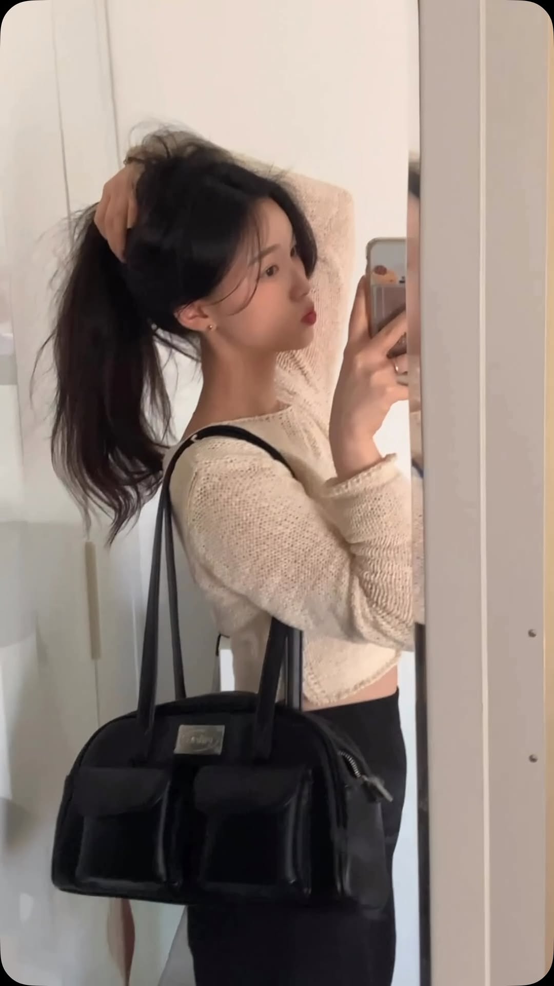 #광고
깔끔한 라운드 쉐입으로 데일리 코디에 넘 좋은 파온스 숄더 백으로 봄 코디 입어보기 😎🌸
앞쪽에 포켓 두개가 있어서 수납도 짱짱이라 대학생 직장인들한테 딱 맞춤이네 🤍

#여성숄더백 #봄코디추천 #대학생가방 #직장인가방 #봄옷코디