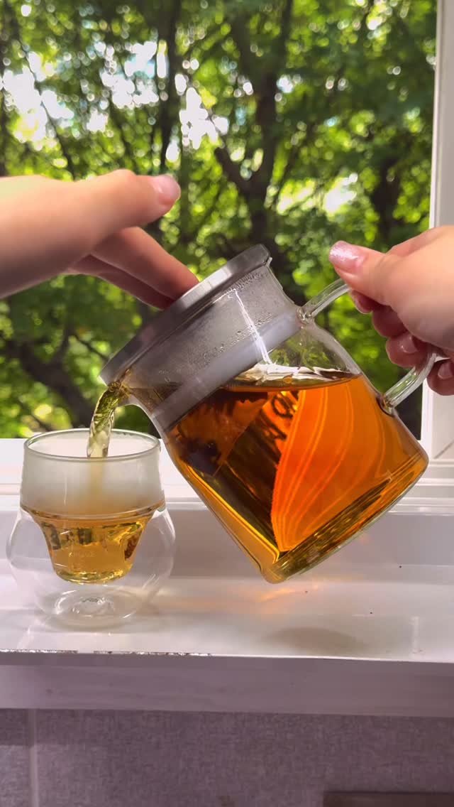 #광고건강한 다이어트를 위한 한 잔, 아지칸 로스팅 우엉차 🌿☕
 #아지칸 #아지칸코리아 #아지캉 #아지캉코리아 #우엉차 #로스팅우엉차
요즘 다이어트 식단을 유지하면서 가장 고민이 되는 건 포만감과 배변활동이에요.
아무래도 식단을 조절하다 보면 식이섬유가 부족해져서 변비가 생기거나, 몸이 잘 붓는 경우가 많더라고요.
그러던 중 알게 된 게 바로 아지칸 로스팅 우엉차예요.
🌿 청정지역 미야자키산 우엉 100% 사용
아지칸 우엉차는 일본 미야자키 청정지역에서 재배한 우엉만 사용한다고 해요.
우엉은 예전부터 식이섬유가 풍부하고 배변개선에 도움을 준다고 알려져 있어서, 평소 장 건강을 신경 쓰는 저한테 딱 맞는 차였어요.
티백을 뜯어보면 로스팅한 우엉 특유의 고소한 향이 확 느껴져요. 인공적인 향이나 첨가물이 없어서 마음이 놓였어요.
🍵 깊고 고소한 맛, 다이어트 간식 대체 가능
평소에 카페인 없는 차를 찾고 있었는데, 이 우엉차는 무카페인이라서 밤에도 부담 없이 마실 수 있더라고요.
물에 티백을 넣고 3~5분 정도 우려내면 은은하면서도 고소한 향이 퍼져서 기분까지 좋아져요.
특히 단 음료나 커피를 줄이는 게 힘들었는데, 다이어트 식단 중에 이걸 마시면 허전한 마음을 달래주기 딱 좋아요.
덕분에 저는 다이어트 간식 대신 아지칸 우엉차를 마시고 있어요.
💡 배변개선 + 붓기 완화까지 한 번에!
우엉에는 이눌린이라는 수용성 식이섬유가 풍부해서 배변개선에 도움을 주는 건 이미 유명한 사실이에요.
저도 아지칸 우엉차를 꾸준히 마신 지 2주 정도 됐는데,
확실히 아침마다 배변활동이 원활해지고 몸이 한결 가벼워진 느낌이에요.
또, 우엉에는 칼륨이 풍부해서 몸속 나트륨을 배출해주고 붓기를 빼는 데 도움이 돼요.
운동 후나 평소 붓기 빼는 법을 찾는 분들한테도 추천할 만한 건강차라고 생각해요.
🥗 다이어트 식단 & 건강식에 활용하기
아지칸 우엉차는 단순히 티백으로 차만 마시는 게 아니라 오차즈케(밥에 차를 부어 먹는 일본식 요리)로도 활용 가능해요.
저는 현미밥 위에 김가루랑 깨 조금 뿌리고, 우엉차를 뜨겁게 우려서 부어 먹는 방식으로 자주 먹고 있어요.
맛도 깔끔하고 포만감까지 있어서, 다이어트 음식으로 활용하기 최고더라고요.
📌 아지칸 우엉차를 선택해야 하는 이유
미야자키 청정지역 우엉 100% 사용
로스팅 공법으로 향은 깊고 맛은 깔끔
무카페인이라 늦은 밤에도 부담 없이 섭취 가능
식이섬유 풍부 → 배변개선 도움
칼륨 함유 → 붓기 완화 및 건강 관리에 도움
다이어트 식단·다이어트 간식 대체 가능
실제로 화해 설문단에서 **제품 만족도 96%**라는 평가를 받은 이유를 직접 써보니 알겠더라고요.
저처럼 다이어트 중 식이섬유를 보충하고 싶은 분이나 배변 개선, 붓기 관리가 필요한 분들한테 강력 추천이에요.
🌿 실사용 꿀팁
아침 공복에 따뜻하게 한 잔 → 장 활동 촉진 효과
운동 후 시원하게 아이스 우엉차 → 붓기 완화 효과
밤에 야식 대신 티백 한 잔 → 공복감 완화 + 다이어트 보조
오차즈케, 샐러드 드레싱에 활용 → 다이어트 식단 맛있게 유지
한 줄 요약 ✍️
"아지칸 로스팅 우엉차, 건강한 다이어트와 배변 개선을 동시에 잡는 티백차!"
맛도 깔끔하고 향도 좋아서 건강차로 꾸준히 마시기에 완벽해요.
다이어트 중 붓기 빼는 법이나 뱃살 빼는 법을 고민하는 분들에게 강력 추천합니다.
#아지칸 #아지칸코리아 #아지캉 #아지캉코리아
#우엉차 #로스팅우엉차 #청정지역 #미야자키
#배변개선 #우엉티백 #우엉티 #다이어트 #다이어트식단
#다이어트음식 #다이어트간식 #우엉차다이어트 #티백
#건강차 #식이섬유 #오차즈케 #건강식 #우엉차효능
#우엉효능 #티백차 #붓기빼는법 #건강 #뱃살빼는법