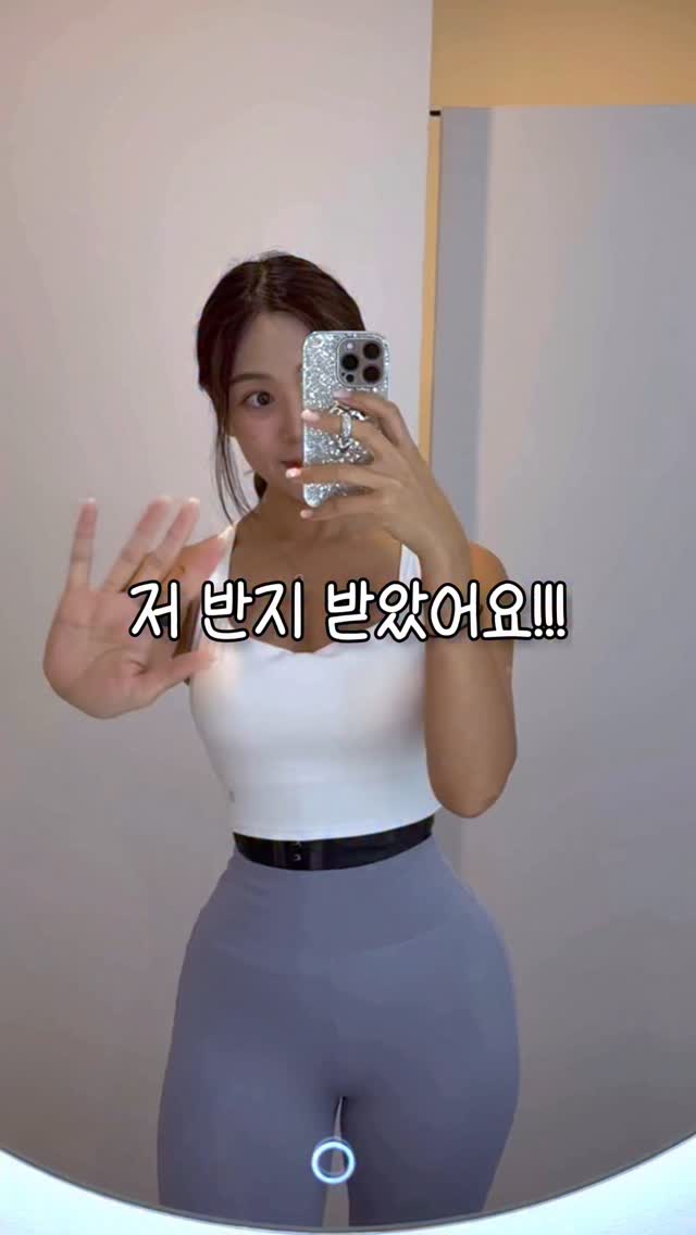 저 반지 받았어요...🫢💍💍💍 #나는챌

-

세상 똑똑한 반지라 주변사람들이 탐내...🥹

@ringconn_official 

💍 링콘 2세대 스마트링 살펴보기👀

1️⃣ 의료급 센서 & 첨단 알고리즘 → 정확한 건강 추적
2️⃣ 평생 무료 앱 서비스 (월 구독료 없음)
3️⃣ IP68 & 10ATM 방수 → 100m까지 OK
4️⃣ 하루종일 편안한 착용감 & 티타늄 합금 내구성
5️⃣ 유일한 수면무호흡 추적 + 심박·산소·온도·수면·걸음·월경주기 추적
6️⃣ 최대 12일 사용 + 케이스로 150일 이상 충전 없이 가능

똑똑하고 건강하게 관리하고 싶다면 당장 껴야해요🏋🏻‍♀️❤️‍🔥

운동은 #팀버핏 에서💪🏻, 관리는 #링콘스마트링 으로🫶🏻

# 광고 #운동하는여자 #건강관리 #스마트링 #링콘 #건강추적 #방수스마트링 #헬스케어 #반지추천 #반지선물 #스마트반지 #ringconn