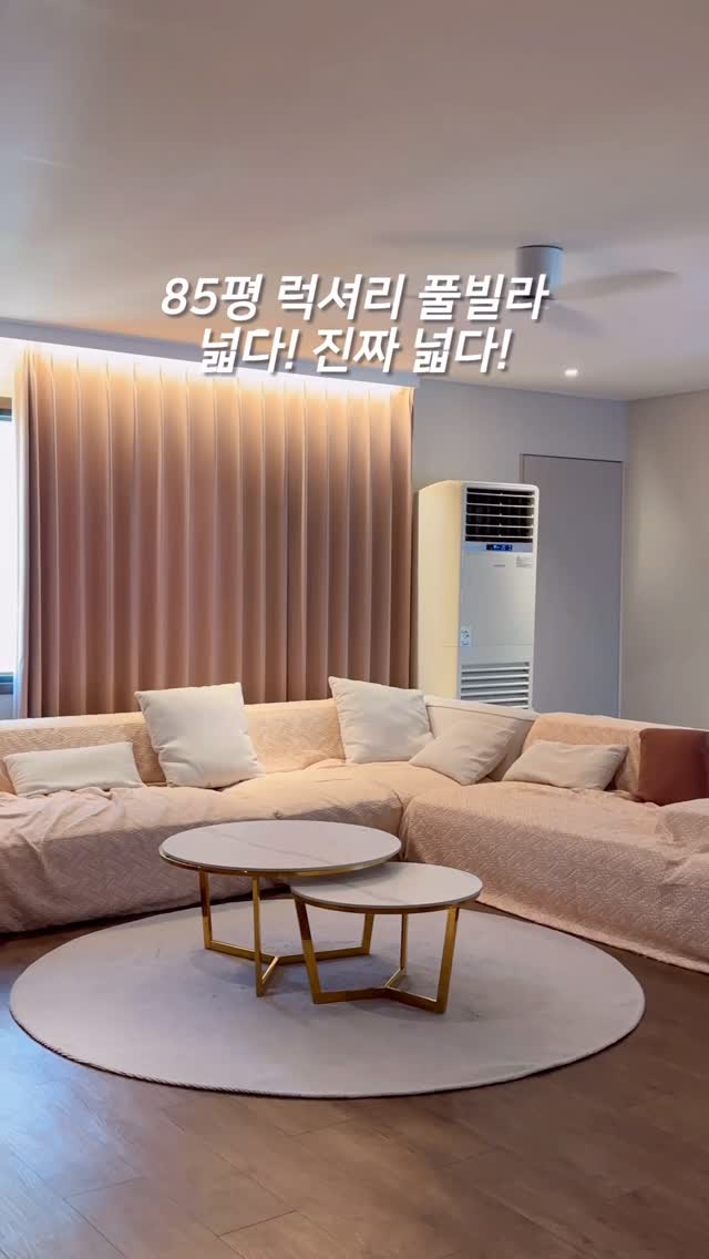 #협찬
“목포에 이런 풀빌라가 있다고요?”

프라이빗 패밀리 스위트 풀빌라에서
하율이 방학 시작을 제대로 즐기고 왔어요. 🏊🏻‍♀️

한 층을 단독으로 사용하는 구조라
온 가족이 눈치 보지 않고 푹~ 쉴 수 있었어요.
무려 85평! 방 3개, 욕실도 3개, 수영장까지🛏️🛁💦
하율이는 하루 종일 물에서 나올 생각이 없었어요ㅋㅋ

물놀이 후엔 씰리 매트리스 덕분에 꿀잠 예약!
(엄마 아빠도 바로 곯아떨어졌어요…😴)
세탁기, 스타일러, 공기청정기까지 있어서
아이 옷, 어른 옷, 수영복 말리기도 너무 편했어요🫧

아침엔 1층 카페테리아에서 조식도 제공되는데,
매일 메뉴가 바뀌어서 장기투숙하시는 분들께도 정말 좋을 듯해요!

호텔 위치도 목포 평화광장 근처라
시내 구경하거나 맛집 가기도 좋고,
주변에 산업단지도 있어서 출장 오시는 분들께도 딱이에요.
주차 공간도 넉넉해서 짐 많은 가족여행에도 문제없었고요🚗

무엇보다 최대 20명까지 수용 가능한 구조라
가족, 친구, 워케이션, 셀프촬영 등 활용도가 높아요.
조용하게 또 프라이빗하게… 머물기 딱 좋은 곳이었어요.

다음엔 부모님도 모시고 오고 싶어요🩵
아이 웃음소리로 가득했던 하루,
행복한 기억으로 오래오래 남을 것 같아요.🕊

.
#목포평화광장호텔 #목포비즈니스호텔 #목포역호텔 #클라우드인호텔 #목포 #목포여행 #전남풀빌라 #전남가족여행