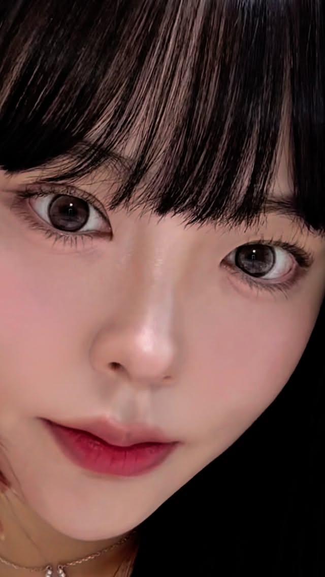 🤔풀메 했는데 왜 아직 어색하지?
메이크업의 완성도를 높여주는 저만의 비밀!

#하파크리스틴 의 #돌리크리스틴 👀🩷

그레이, 초코, 라벤더 총 3가지의 색상으로 
페스티벌, 데이트, 데일리 다양하게 활용이 가능해요!

정말 다 마음이 들지만… 3가지 중 1 pick은 🤎초코🤎 
쿨톤도 자연스럽게 착용이 가능해서 완전 #추천 

▪️돌리 크리스틴 : 초코 / 그레이 / 라벤더

#뷰티 #뷰티인스타 #렌즈 #렌즈추천 #장원영렌즈 #장원영 #써클렌즈 #메이크업 #메이크업플러스 #메이크업팁 #k뷰티 #kbeauty #제품제공