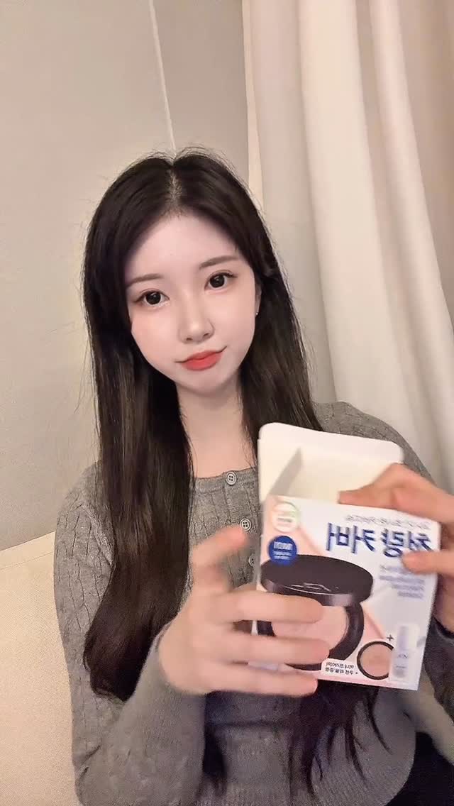 #협찬 #제품제공 

@vdl_cosmetics 

VDL
커버 스테인 퍼펙팅 쿠션 기획세트💕

뽀샤한 피부를 원하는 쿠션 유목민! 
메이크업 아티스트들도 추천하는 
VDL커버스테인 퍼펙팅 쿠션💕

-24시간 피부결 커버 지속,
-24시간 피부모공 커버 지속,
-24시간 잔주름 커버 지속되는 
얇고 가벼운 초밀착  모공 커버 쿠션! 

계란모양의 루비셀 퍼프가  고르게 힘을 분산해 
굴곡진 부위를  매끈하게 연출해주고, 내 피부에 
자연스럽게 스며드는 6가지의 컬러가 얇지만 
완벽한 커버력으로 피부톤에 자연스럽게 맞춰주는
쿠션이라 이번시즌 화절먹 피부표현을 완성🫶🏻

올리브영에서 VDL 쿠션을 만나볼수 있어요💕☺️

#광고#VDL#브이디엘#커버스테인퍼펙트쿠션#매끈필터쿠션 
#협찬환영 #협찬문의 #광고 #체험단#협찬디엠 #협찬문의dm#협찬광고 #협찬모집 #협찬광고 #협찬이벤트 #이벤트 #리뷰