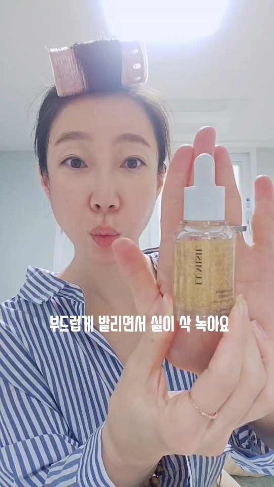#협찬
.
금실 듬뿍 들어간 앰플 아세요?
깐깐한 약사들이 선택한 바로 그 앰플 루미실!

특허받은 '초유 엑소좀'을 통한 '과학 리프팅'이 가능한 앰플이에요
피부 근원의 세포를 깨우고 재배열하는 '세포 리부팅'의 개념을 담은 앰플!
단순히 당겨주는 리프팅이 아닌, 특허 기술로 피부 속부터 차오르게 만드는 리프팅을 도와줘요

너무 신기하게 제형 안에 진짜 눈으로 보이는 금실이 가득!
앰플이 부드럽게 발리면서 실이 녹는데요
완전 쫀득한 제형이라 속건성도 잡히고 
턱선 라인까지 쫀쫀하게 올라붙어요

은은한 광까지~
놓치지 말고 써보세요 :)
.
.
#루미실 #루미실앰플 #실리프팅앰플 #리프팅앰플 #금실앰플 #약국화장품 #리얼후기 #뷰티꿀템 #탄력앰플