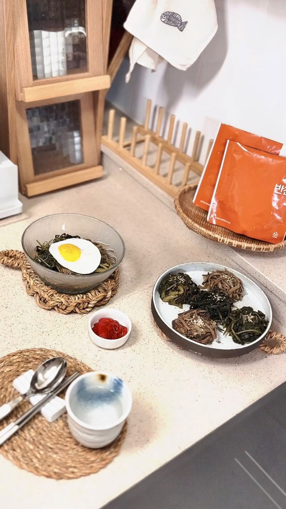 #협찬

추석이 다가오면 꼭 생각나는 게 있죠. 
바로 정성 가득한 나물 반찬🍲
하지만 일일이 손질하고 준비하기가 
여간 번거로운 게 아니에요.

그래서 이번에는 모두의집밥 
국내산 건나물 5종세트로 준비했어요!
✔️ 100% 국내산 원재료
✔️ 물에 불려 바로 사용 가능
✔️ 시래기, 고사리, 도라지, 무시래기, 곤드레까지 한 번에

비빔밥, 제사 음식, 반찬까지 
두루 활용 가능해서 추석 상차림은 물론, 
평소 건강식으로도 딱이에요 🌿

이번 명절, 나물 걱정은 줄이고 
가족과 더 많은 시간을 보내세요 💛
.
.
.
👉 제품링크는 댓글에서 확인하실 수 있어요.
“맛과 건강, 그리고 정성까지 담은 
명절 밥상 — 모두의집밥이 함께합니다.”
.
#추석음식 #명절음식 #제사음식 #명절나물 #건나물 #비빔밥재료 #비빔밥나물세트 #집밥감성 #엄마손맛 #든든한한끼 #건강한밥상 #정성가득 #추석선물추천 #살림꿀템 #집밥스타그램