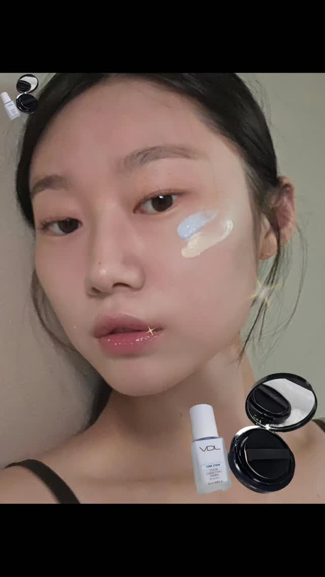 #광고  @vdl_cosmetics 

💜 드디어 정착할 쿠션 찾았다…! 
파운데이션도 vdl꺼만 썼는데 ㅎ
솔직히 쿠션 바르면 들뜨거나 두껍게 올라갈 때 많잖아? 
근데 이건 진짜 *얇고 가볍게 밀착되면서도 모공이 매끈하게 정리되는 느낌*이라 놀랐어. 
특히 하루 종일 무너짐이 거의 없어서, 저녁 거울 볼 때도 피부가 정돈돼있더라 ✨ 

👉 **VDL 커버스테인 퍼펙팅 쿠션**은 
- 24시간 피부결 커버 지속 
- 24시간 모공 커버 지속 
- 24시간 잔주름 커버 지속 

✅ [대외 인체적용 시험 완료] 
- 평가기관 : (주)엘리드 
- 평가기간 : 24.10.15~16 
- 평가대상 : 20-59세 여성 20명 

📦 **올리브영 단독 기획세트** 
- 본품 + 동일 홋수 리필 
- (증정) 톤 스테인 컬러 코렉팅 프라이머 03 세레니티 13ml 
- 기획 홋수 : A00(13호), M01(17호), A02(21호), V02(21호) 

가을 화잘먹 베이스템으로 진짜 추천할 만해 🍂 
올리브영에서 바로 만나보자! 

#VDL #브이디엘 #커버스테인퍼펙트쿠션 #매끈필터쿠션