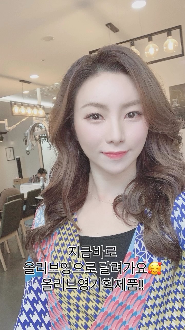#광고  @vdl_cosmetics

뽀샤시피부표현이 필요할땐 VDL쿠션이죠?! 
전 스튜디오 촬영땐 꼭 VDL쿠션써요🥰

💜VDL 커버스테인 퍼펙팅 쿠션으로 매일 
완벽한 베이스 메이크업을 즐겨보세요~

-24시간 피부결 커버 지속
-24시간 피부모공 커버 지속
-24시간 피부 잔주름 커버 지속

[대외 인체적용 시험 완료]
 - 평가기관 : (주)엘리드
 - 평가기간 : 24.10.15~16
 - 평가대상 : 20-59세 여성 20명

■기획 구성 - 올리브영 한정 기획 
VDL 커버스테인 퍼펙팅 쿠션 본품 + 동일 홋수 리필 + (증정) 톤 스테인 컬러 코렉팅 프라이머 03 
세레니티 13ml 

※기획호수
A00(13호), M01(17호), A02(21호), V02(21호)

#VDL#브이디엘#커버스테인퍼펙트쿠션#매끈필터쿠션