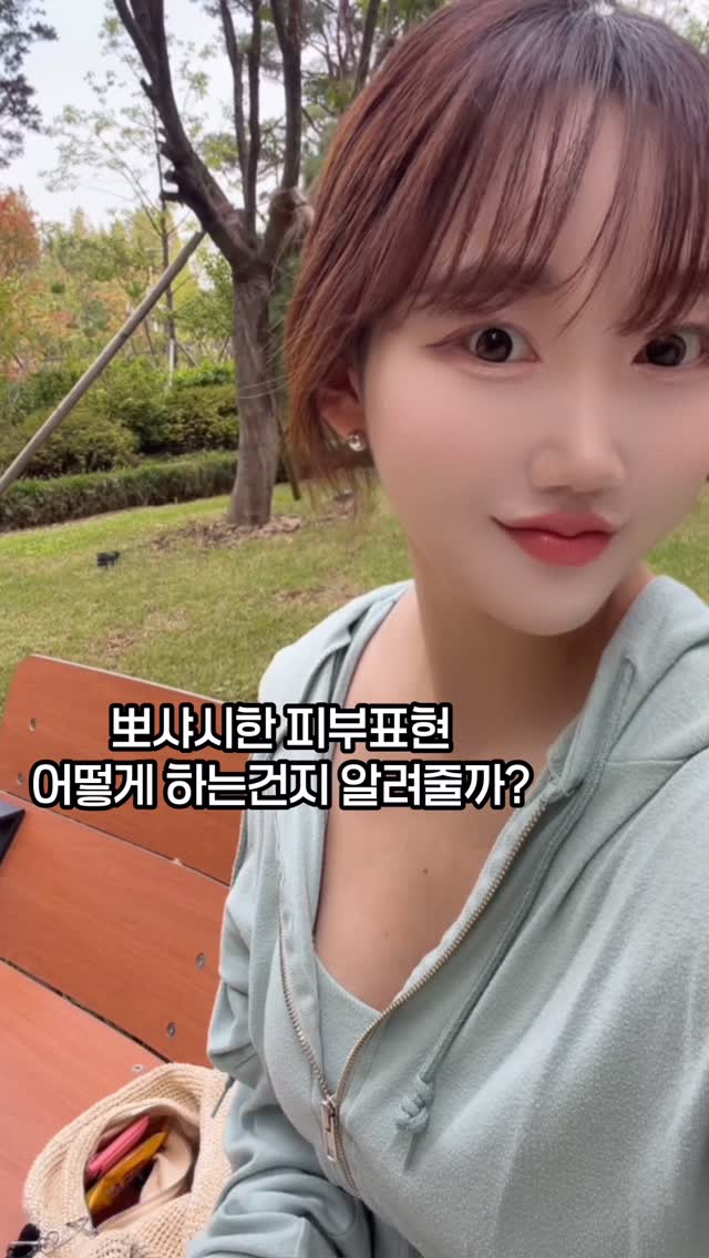 #광고
-

메이크업 질문중 자주 받는 질문이
뽀샤시한 피부표현에 관한 질문인데
그 비결은 바로 
VDL 커버스테인 퍼펙팅 쿠션과
톤스테인 컬러 코렉팅 프라이머 에요:)

프라이머는 웜톤인 제 노란끼를 잡아주고
쿠션은 얇게 밀착되면서 잡티와 모공까지
예쁘게 커버해주니까
어디가서 매번 피부좋단 말을 들어요!
더 뽀얀 피부표현을 위해 A00호가 나왔으니
여러분도 사용해 보세요!
-

#VDL#브이디엘#커버스테인퍼펙트쿠션#매끈필터쿠션