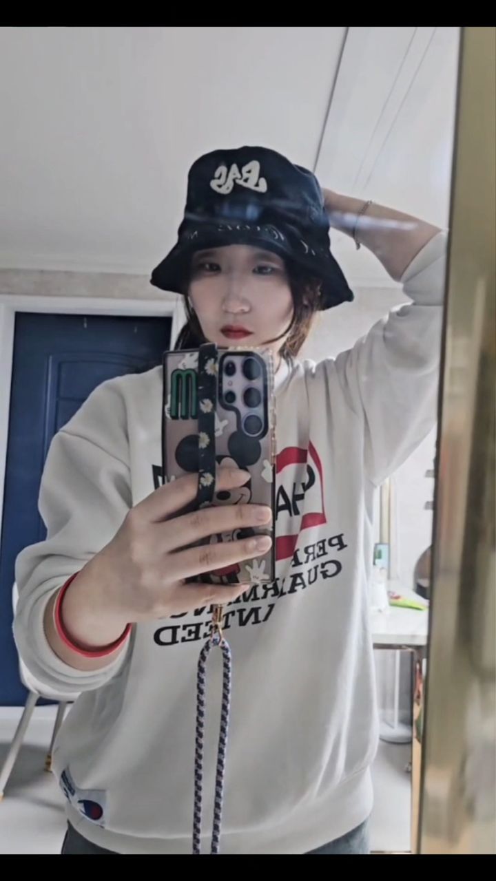 #협찬
💟 바스골프"바스 버킷햇 (블랙)"

가을겨울용으로 두툼한 버킷햇을 찾다가
바스골프의 바스 버킷햇 블랙컬러를 선택했는데
완전 기대 이상으로 짱 이쁨...😍❤

일단 소재 자체가 완전 도톰하고 따뜻하고😇
사이즈도 남여상관없이 넉넉하고~
디자인이 무엇보다 힙함 그자체~~!! 😎🤟🏻

저녁먹으러 나갈때 옷도 대충입고 쓰고 나갔는데
옷을 대충 입었어도 모자가 예뻐서 신경 쓴 느낌🤩
날짜만 따뜻해지면 자주 쓰게 될 것 같아요!!

#바스골프 #바스버킷햇 #골프 #모자 #패션 #자외선 
#골프웨어 #버킷햇 #버킷햇코디 #버킷햇추천 
#모자추천 #모자코디 #일상코디 #모자스타그램