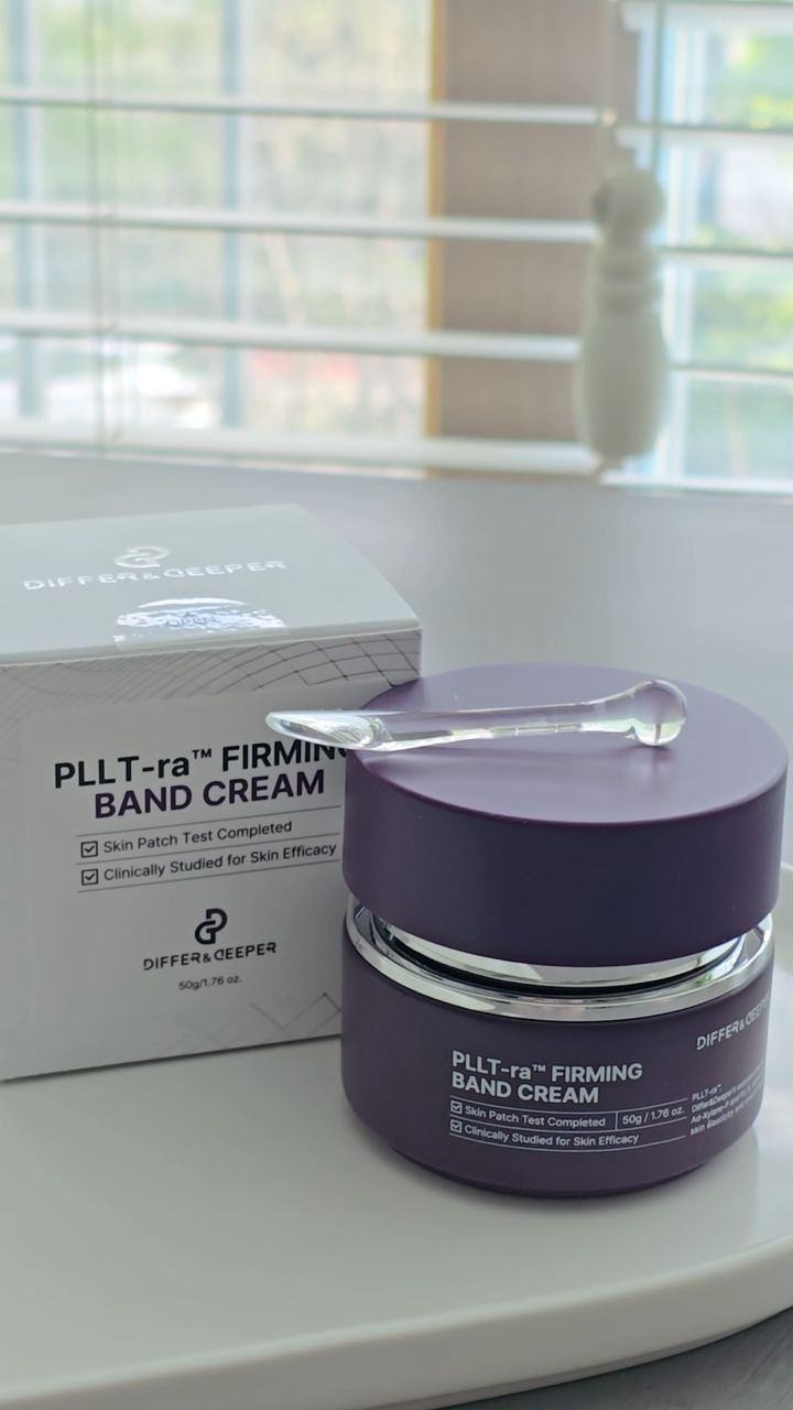 #협찬

피엘트라™ 퍼밍 밴드크림 50ml

-AD-Xylane-P 50,000ppm
콜라겐, 엘라스틴 사이를 채워주는 '수분 젤 쿠션 성분'
피부에 탄력감 있는 수분 쿠션 형성

-PLLA 1,000ppm
단단하게 고정해주는 지지대 역할로  장시간 탄력 유지
일명 '탄력지지대' 성분

위 두가지 성분을 독자적인 비율로 결합한, 디퍼앤디퍼에서만 만나볼 수 있는 국내 최초 독점 고탄력 신소재

- 기존 1세대 품절 대란 밴드크림 대비 탄력 핵심 성분 10배 업그레이드
- 제형 개선 : 기존 크림보다 더 촘촘한 미세 거즈밴드 제형으로 피부 밀착력 대폭 강화
- PLLA 성분으로 끌어올림 효과의 리프팅 지속 시간 연장
- 바르는 순간 ‘쫙’ 당기는 고강도 하이엔드 리프팅 크림

- 1세대 엑토인 밴드크림은 20-30대의 데일리용이었다면,
피엘트라 밴드크림은 멀티 부위 적용성 확대 
40-50대 고강도 집중 케어용
목 / 턱 / 입꼬리 / 팔자 / 볼/ 눈 밑 / 이마까지 전 부위 커버 가능

- 제품 4주 사용 후 부위 별 개선율 
턱 부위 : 10.26% / 목 부위 : 27.97% / 볼 부위 : 42.20% / 눈 밑 부위 : 25.44% / 미간 부위 : 31.60% 
이마 부위 : 32.88% / 입꼬리 부위 : 29.71% / 팔자 부위 : 27.54% 
/ 겉 탄력 : 4.08% / 속 탄력 : 4.06%

- 가장 깊은 주름 개선 4주 사용 후 
주름 최대 깊이 21.61% 감소
- 피부 수분량 28.34% 증가 (4주 사용 후)
- 피부 겉 보습 82.44% 증가 (4주 사용 후)
- 꺼짐 부피 42.20% 감소 (4주 사용 후)
- 저자극 테스트 결과 ⮕ 0.00%

-롯데홈쇼핑 1차, 2차 전체 매진(완판)
-홈쇼핑 완판 신화

<피엘트라 사용법>
※ 손바닥의 열로 녹은 크림을 직접 얼굴에 꾹꾹 눌러 발라주세요 

* 손의 온기로 녹여서 사용하여야 효과가 배가 됨 
 흡수율 228.89% 차이

#differndeeper #differanddeeper #plltrafirmingbandcream#디퍼앤디퍼 #딥프팅크림 #피엘트라퍼밍밴드크림 #리프팅크림 #밴드크림 #탄력크림 #탄력개선 #주름개선 #탄력관리 #홈쇼핑 #완판크림