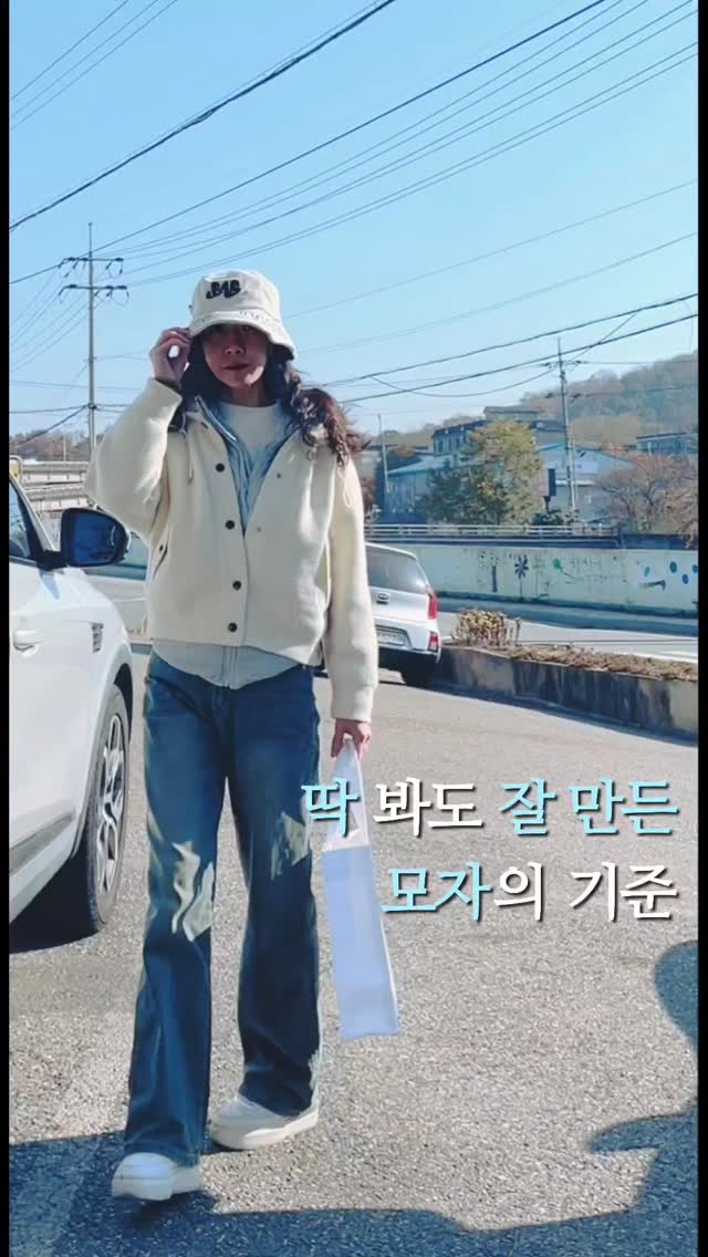 #협찬 딱 봐도 잘 만든 모자 예요
햇빛 강한 날, 그냥 이거 쓰세요.
모자 하나에 패션 디테일 완성

✔️부드러움 그대로 Cotton 100%
하루 종일 산뜻하고 자연스럽게.

✔️넓은 챙으로 자외선 차단 OK
✔️야외활동시 바람불어도 걱정없는 사이즈 조절 스트링
✔️필드에서도 👍 골프티까지 꽂는 디테일… 이거 진짜 편함.

✔️야외활동, 산책, 여행, 캠핑까지
쓰기만 하면 분위기 확 달라지는
 데일리 + 아웃도어 필수템 바스 버킷햇 

📍감성 + 실용성 둘 다 챙기고 싶다면
👉 바스 버킷햇 ♥ 지금 바로 겟하세요

@basgolf_official

 #골프 #모자 #패션 #자외선 #골프웨어 #야외활동 #버킷햇 #데일리룩 #아웃도어룩 #바스골프 #BASGOLF
#나들이 #코디룩